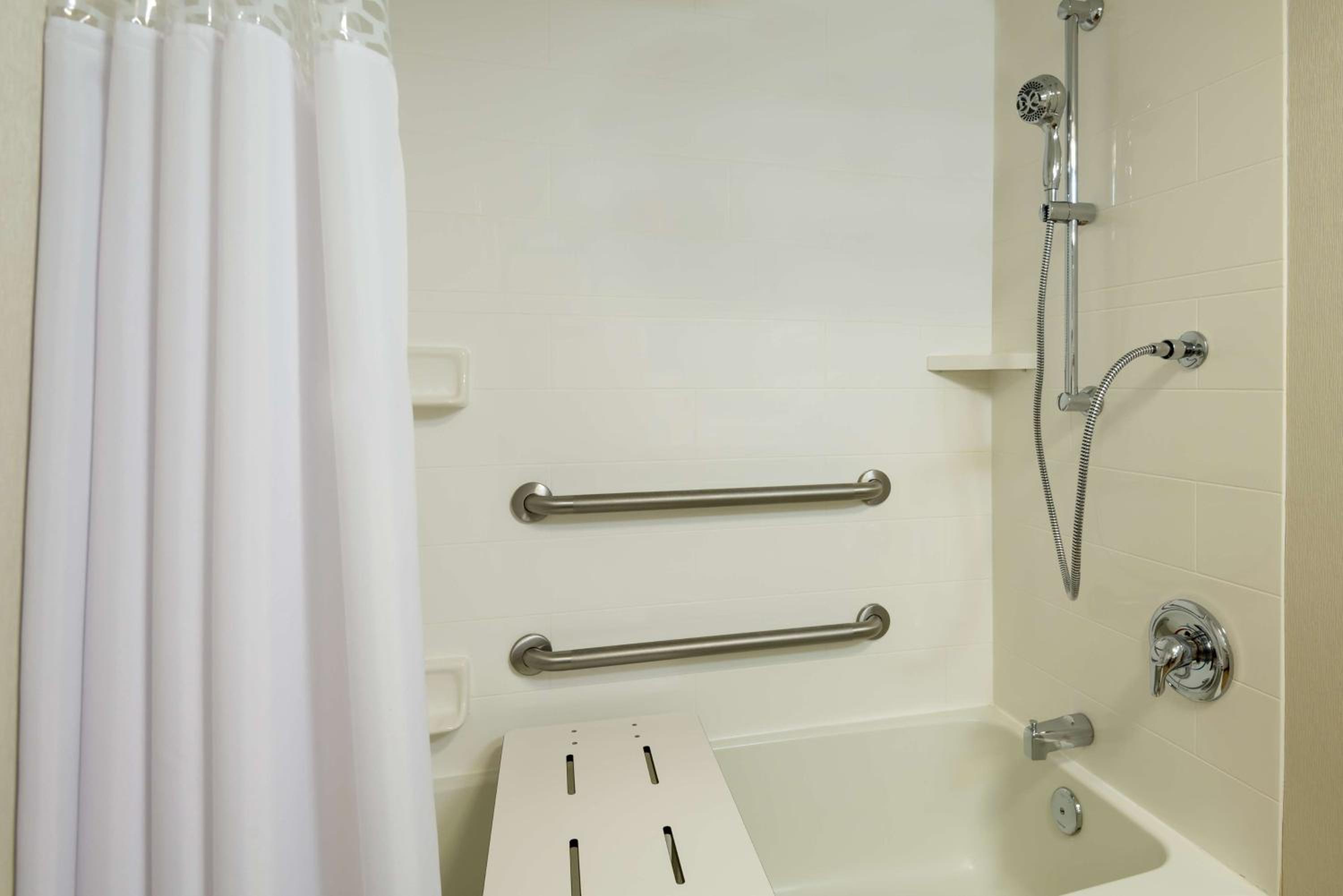 King Room with Bath Tub - Mobility and Hearing Accessible/Non-Smoking - Photo 2