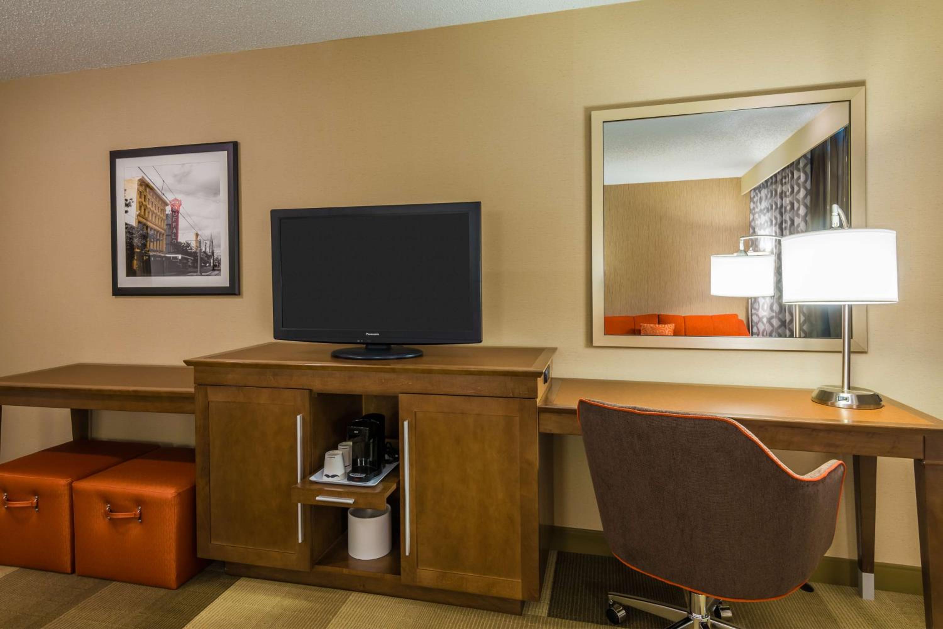 King Room with Bath Tub - Mobility and Hearing Accessible/Non-Smoking - Photo 3