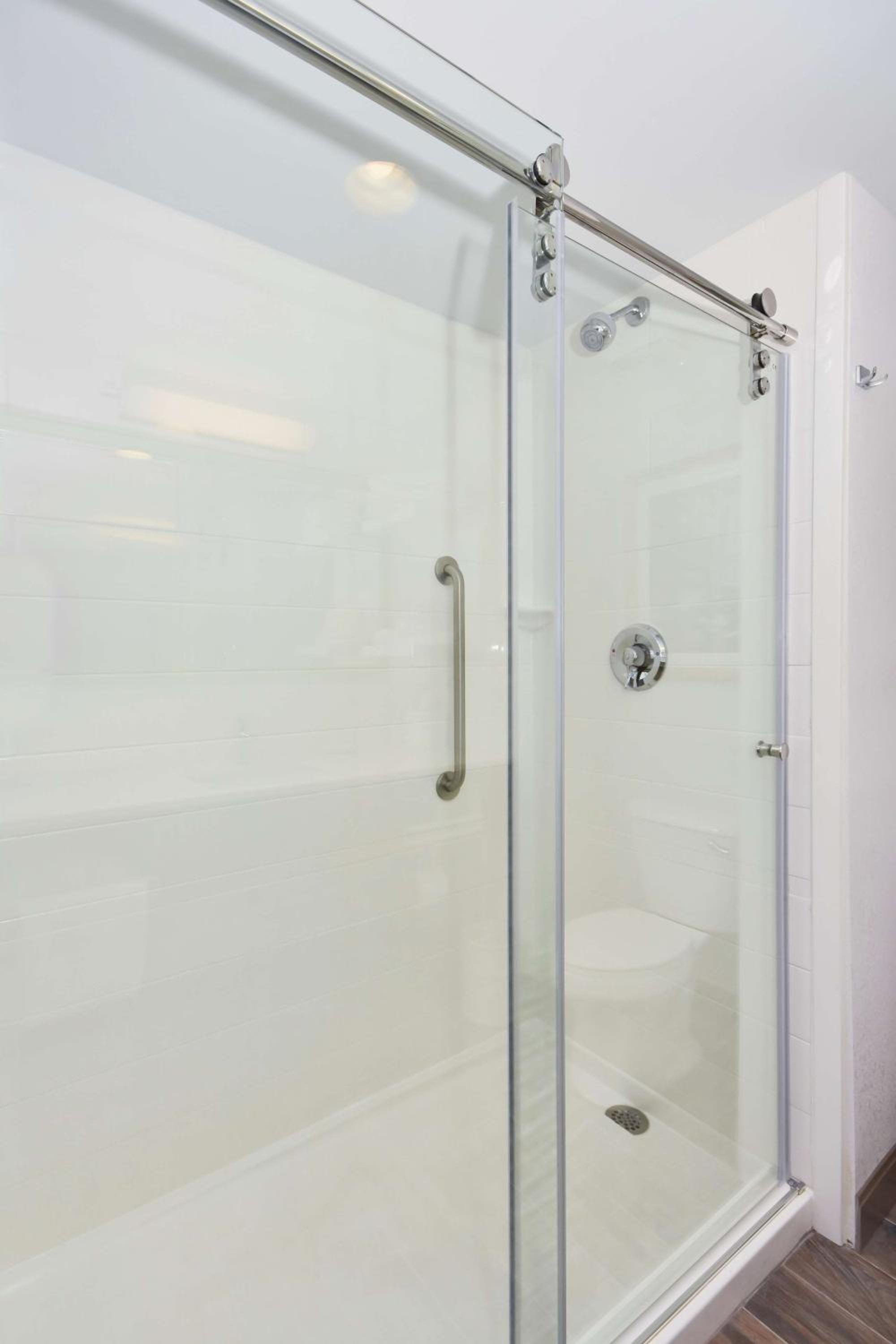 King Room with Shower - Non-Smoking - Photo 7
