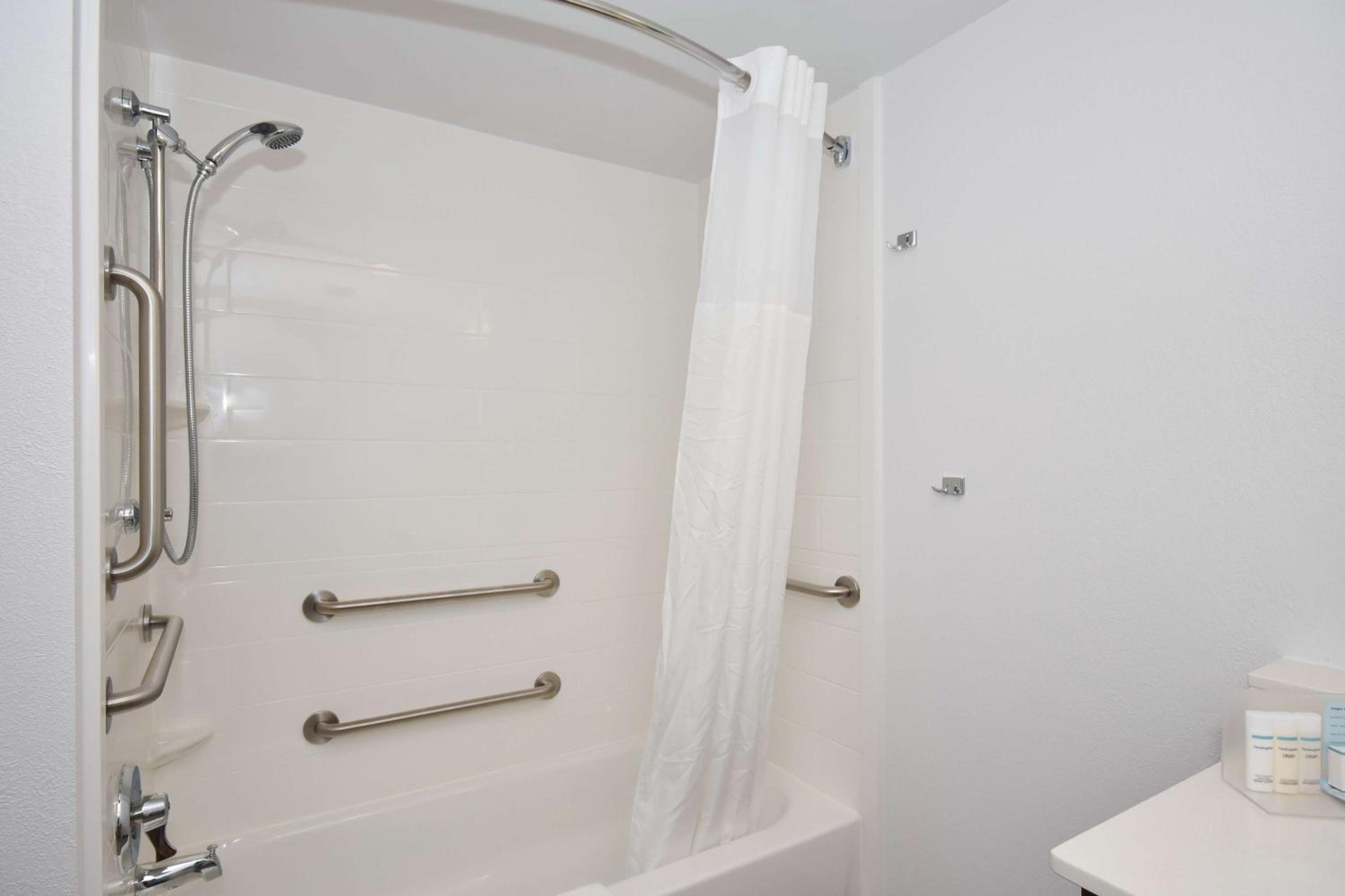 Queen Room with Bath Tub - Disability Access/Non-Smoking  - Photo 4