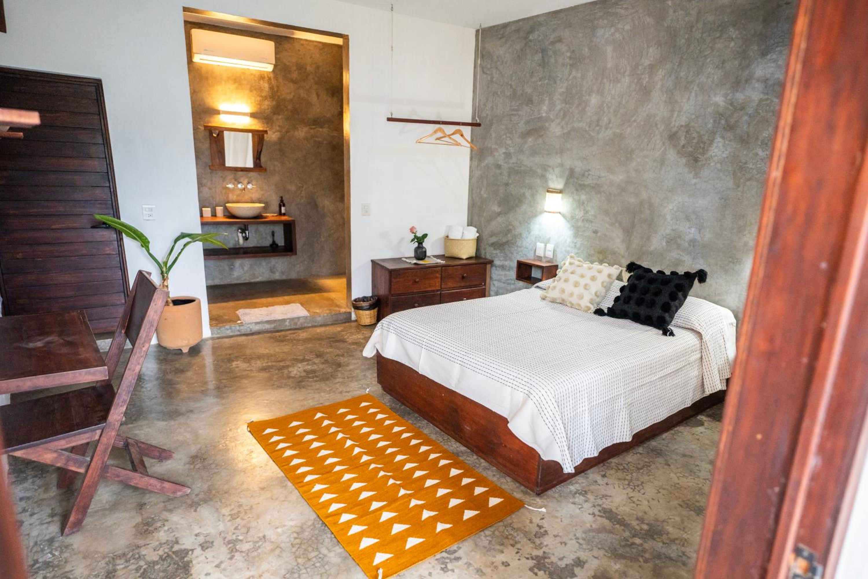 Queen Room with Pool View - Photo 19