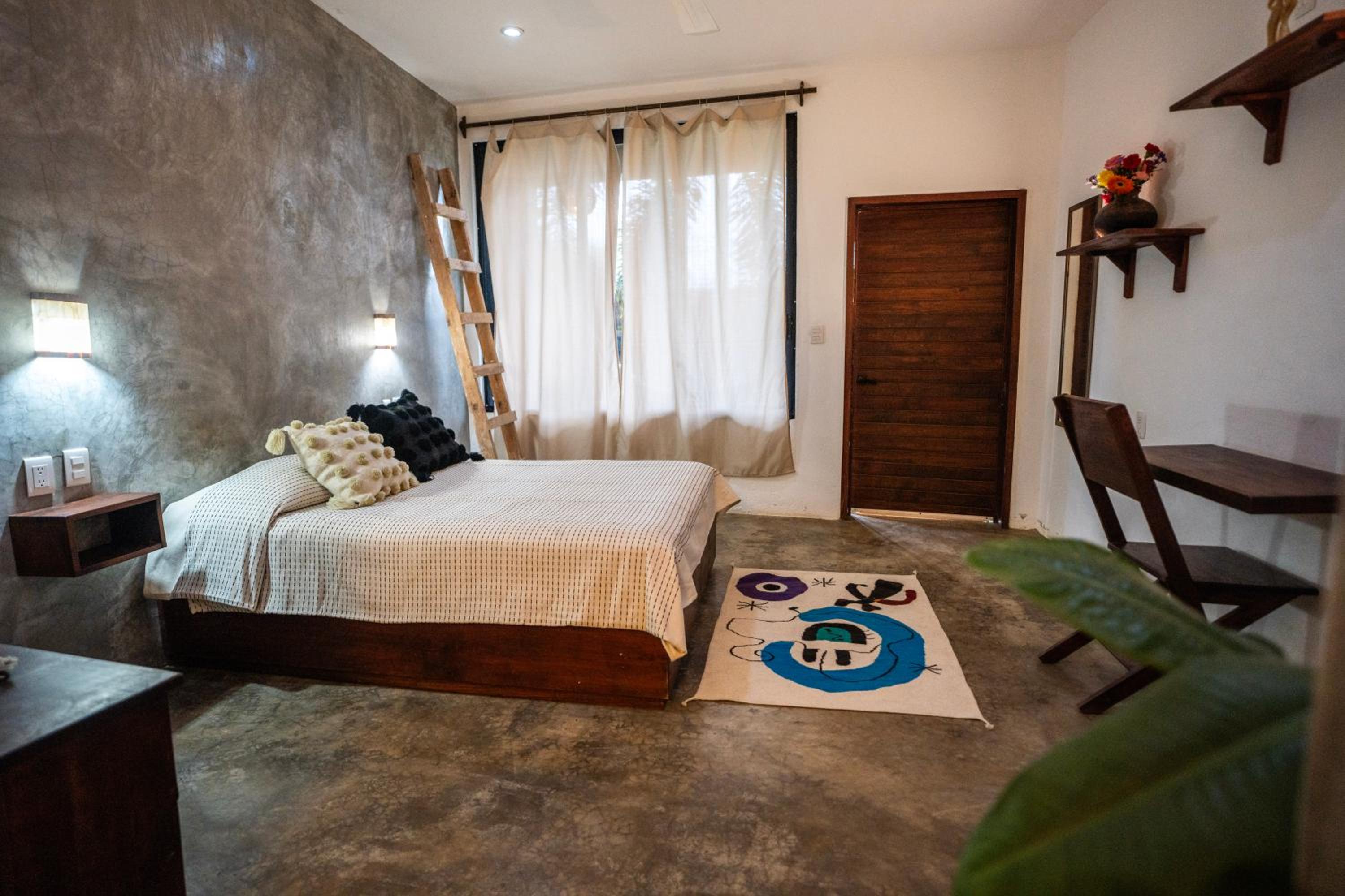 Queen Room with Pool View - Photo 18