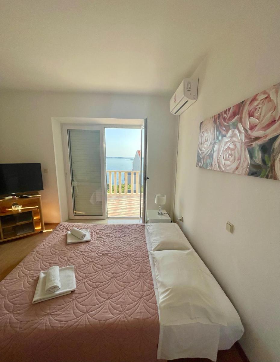 One-Bedroom Apartment with terrace and sea view (4 Adults)