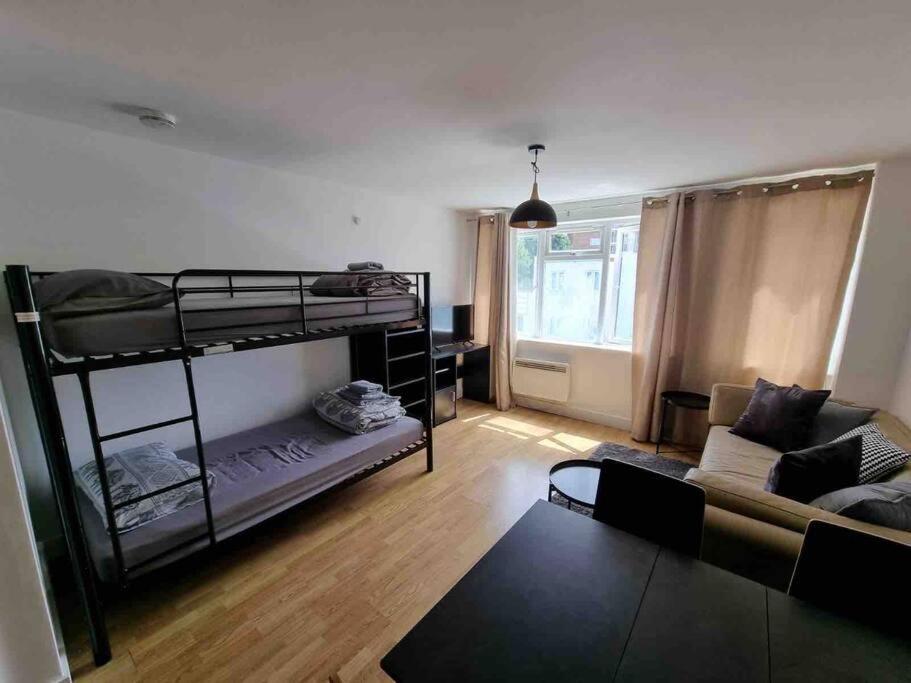 One-Bedroom Apartment photo 2