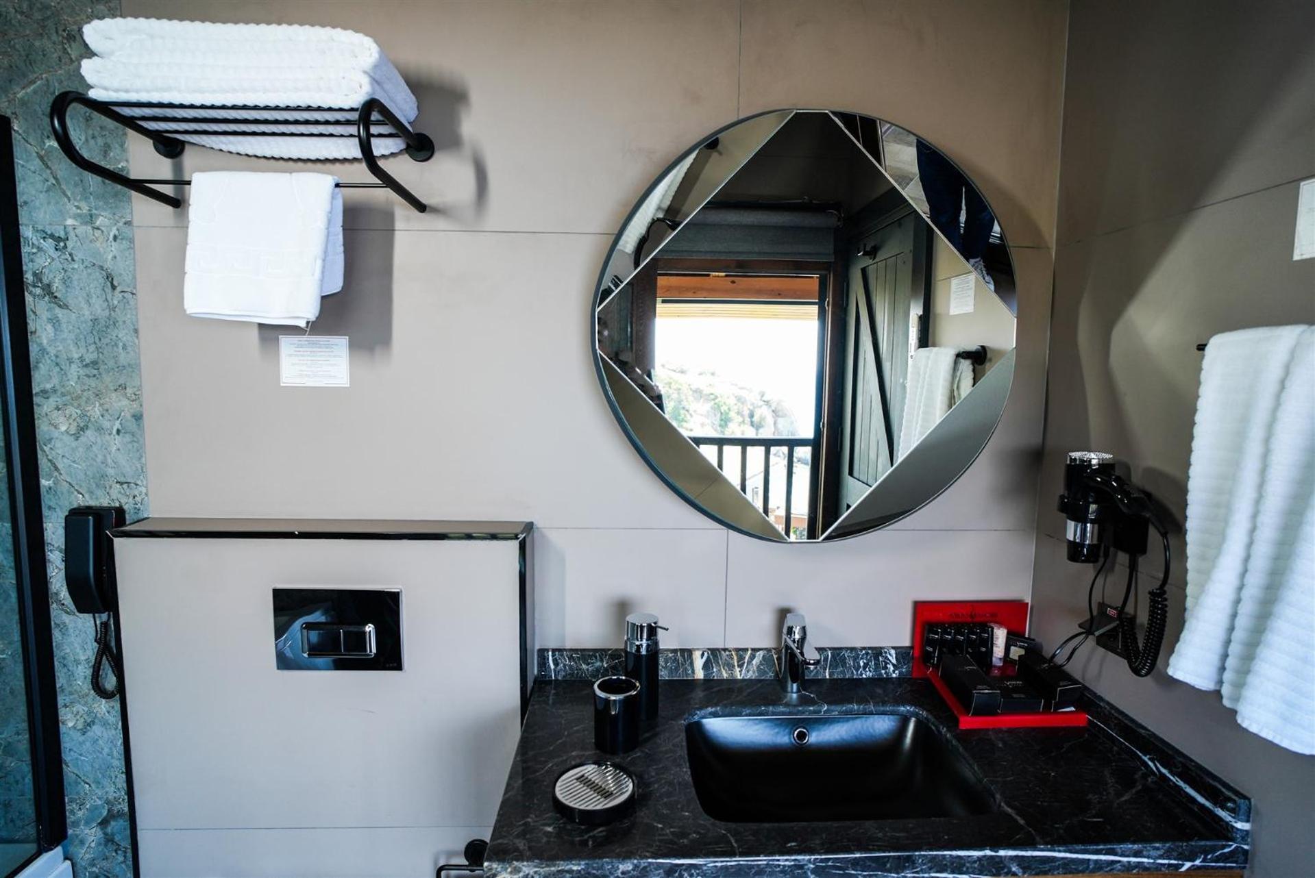 Zeus Suite Room - Photo 9