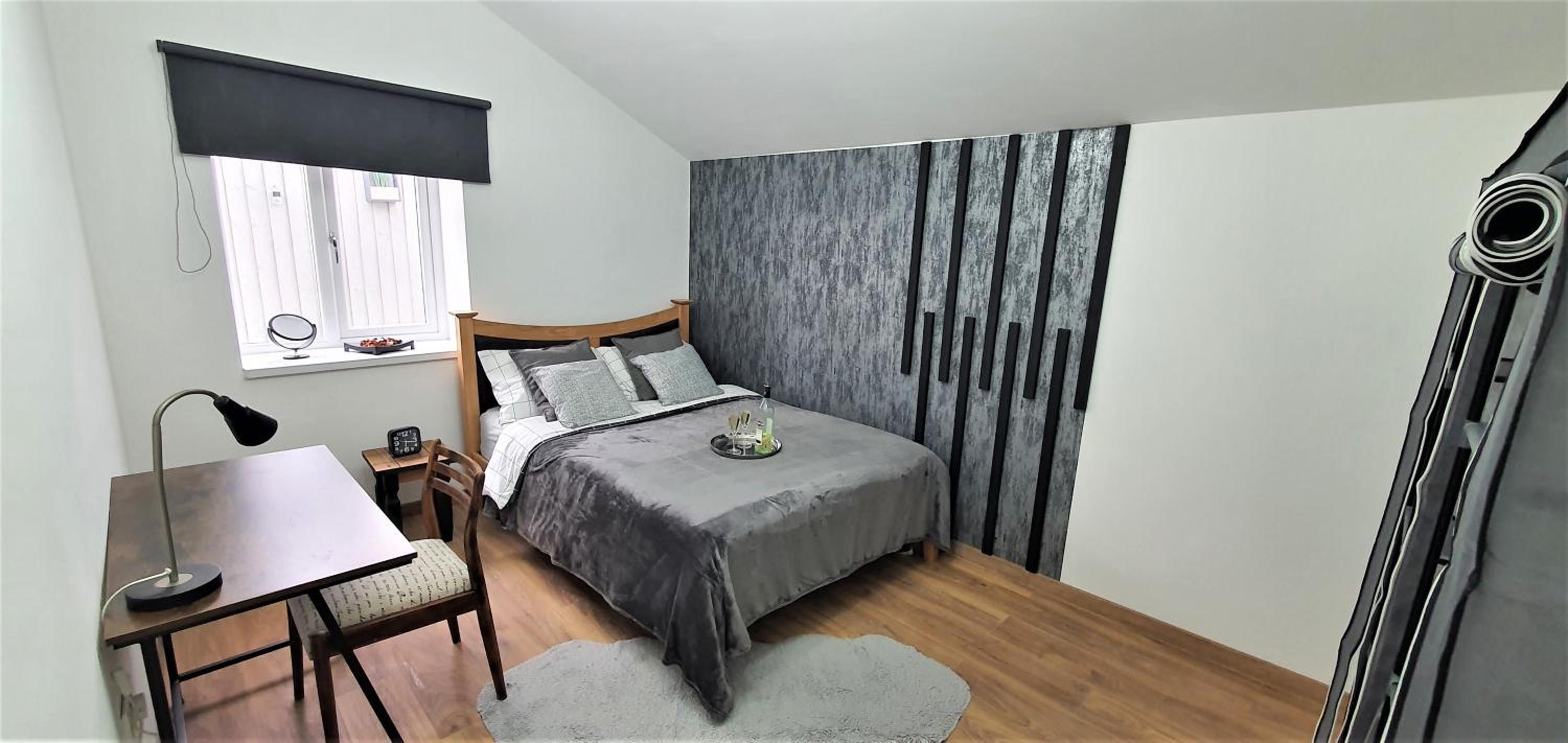 One-Bedroom Apartment photo 1