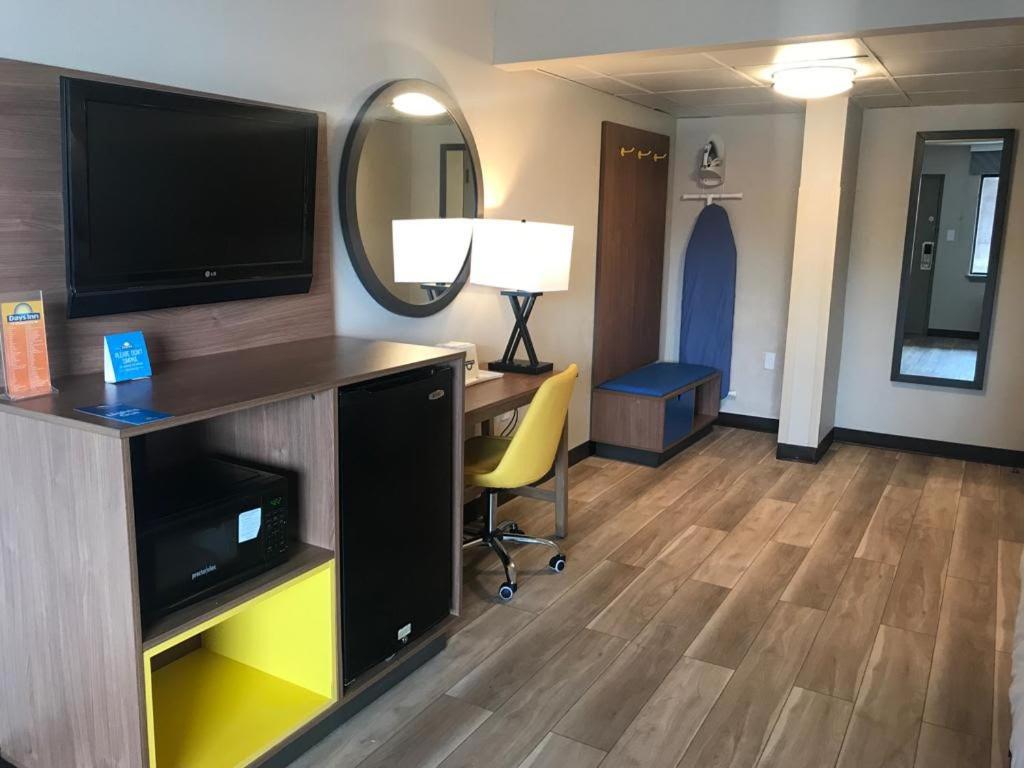 Double Room with Tub with Grab Bars - Mobility Accessible/ Pet-Friendly/Smoking - Photo 2