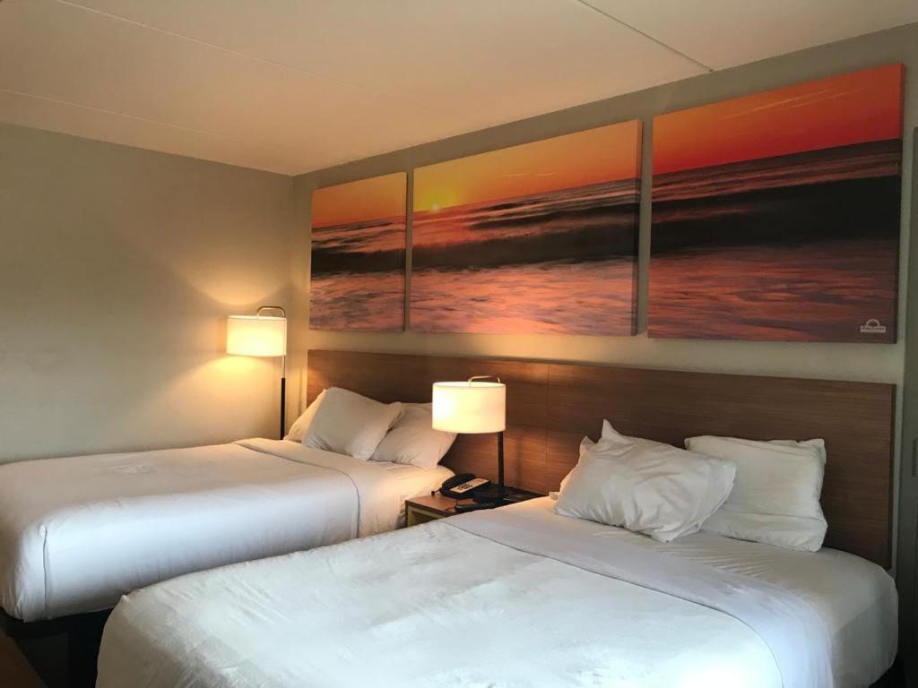Double Room with Tub with Grab Bars - Mobility Accessible/ Pet-Friendly/Smoking - Photo 3