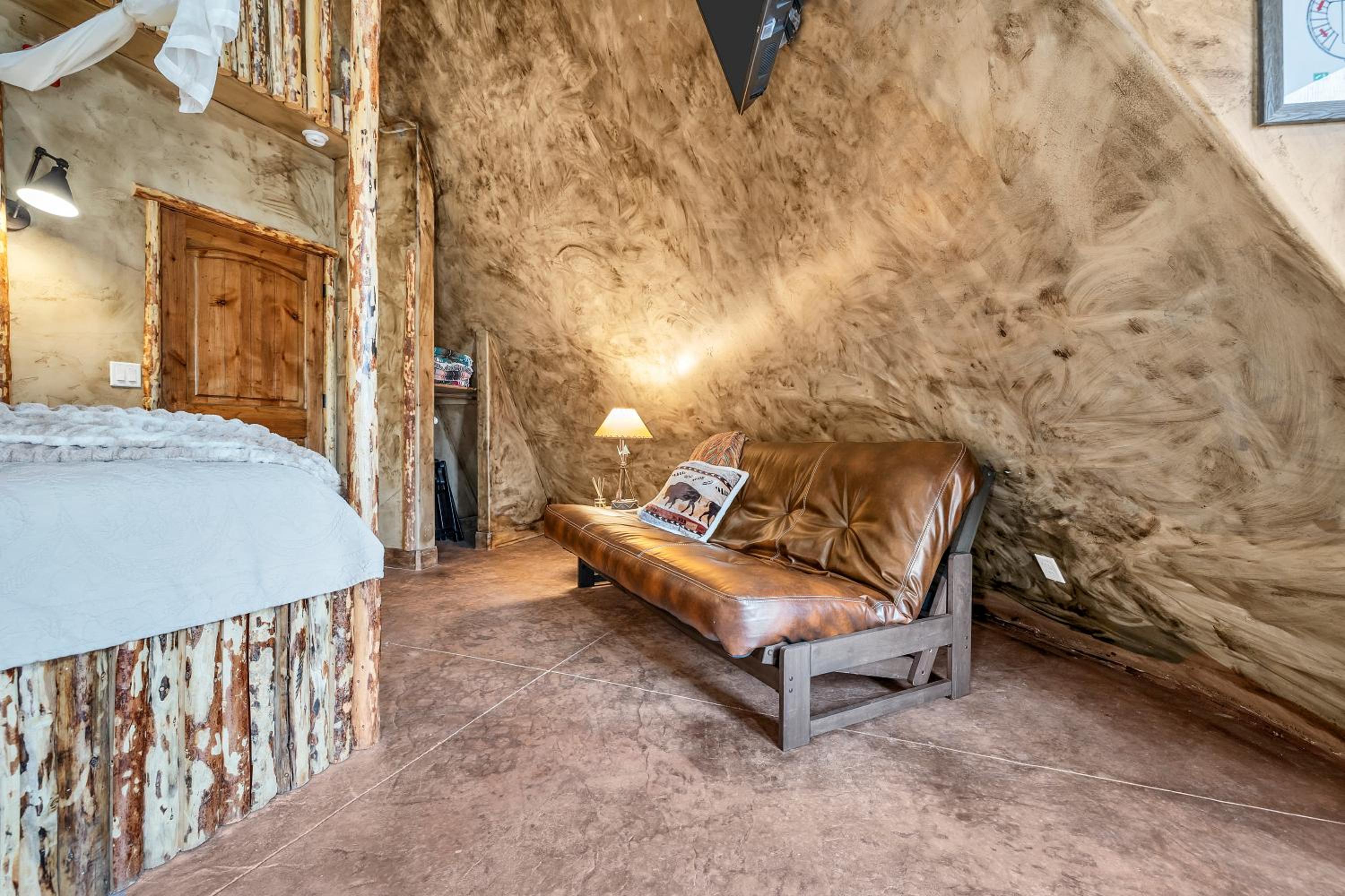 Executive Suite - Photo 4