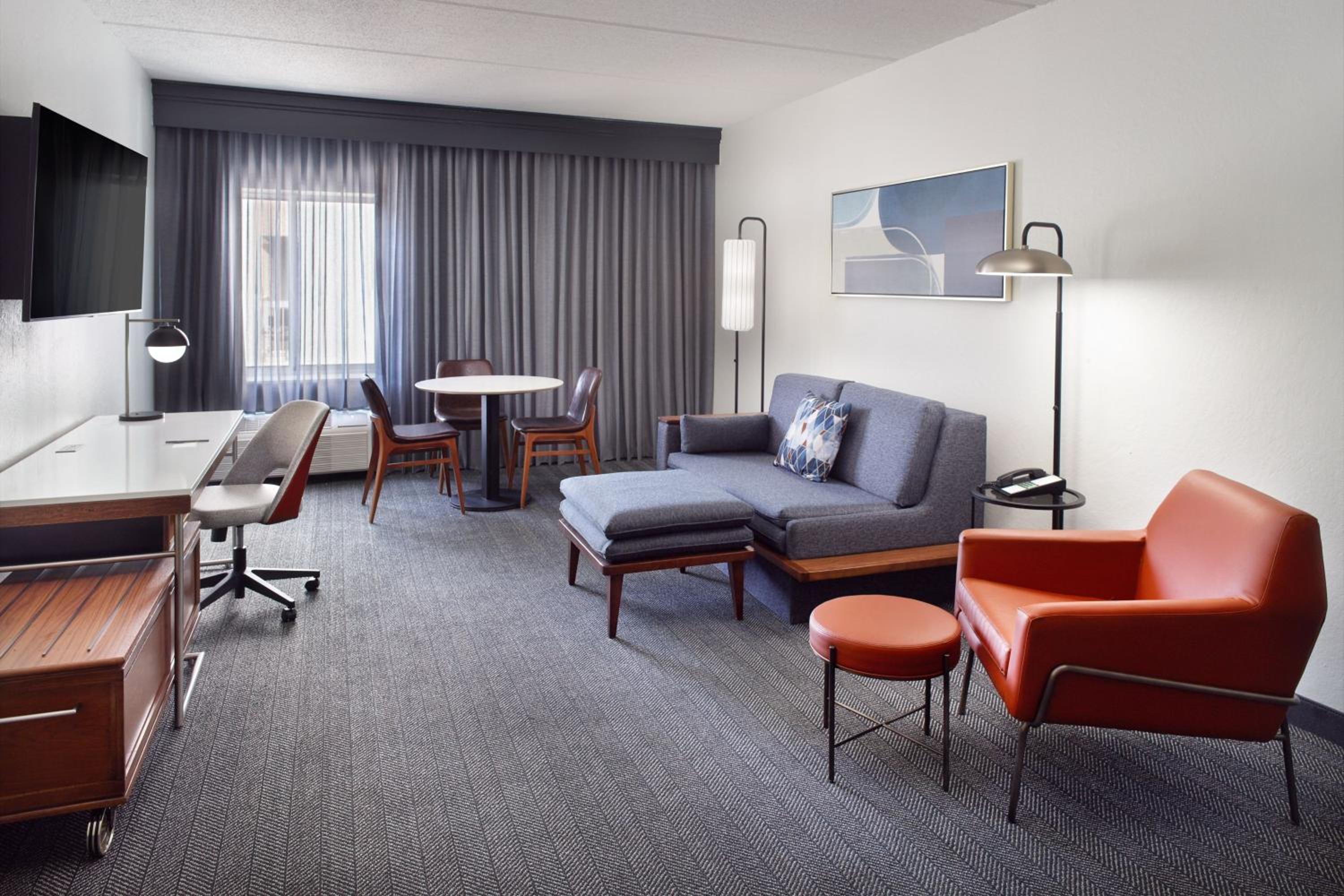 One-Bedroom Suite with King Bed and Sofa Bed - Photo 3