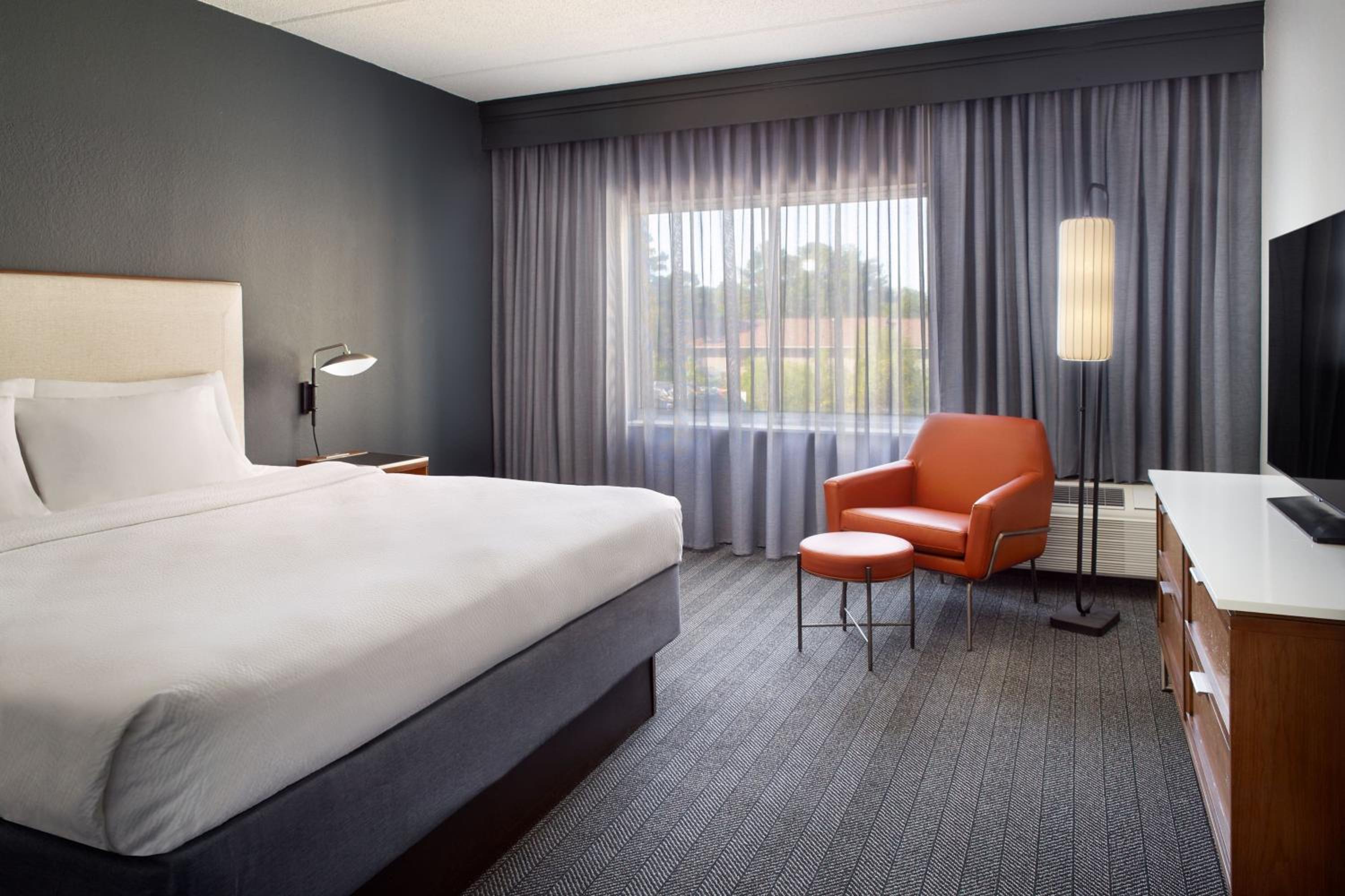 One-Bedroom Suite with King Bed and Sofa Bed - Photo 4