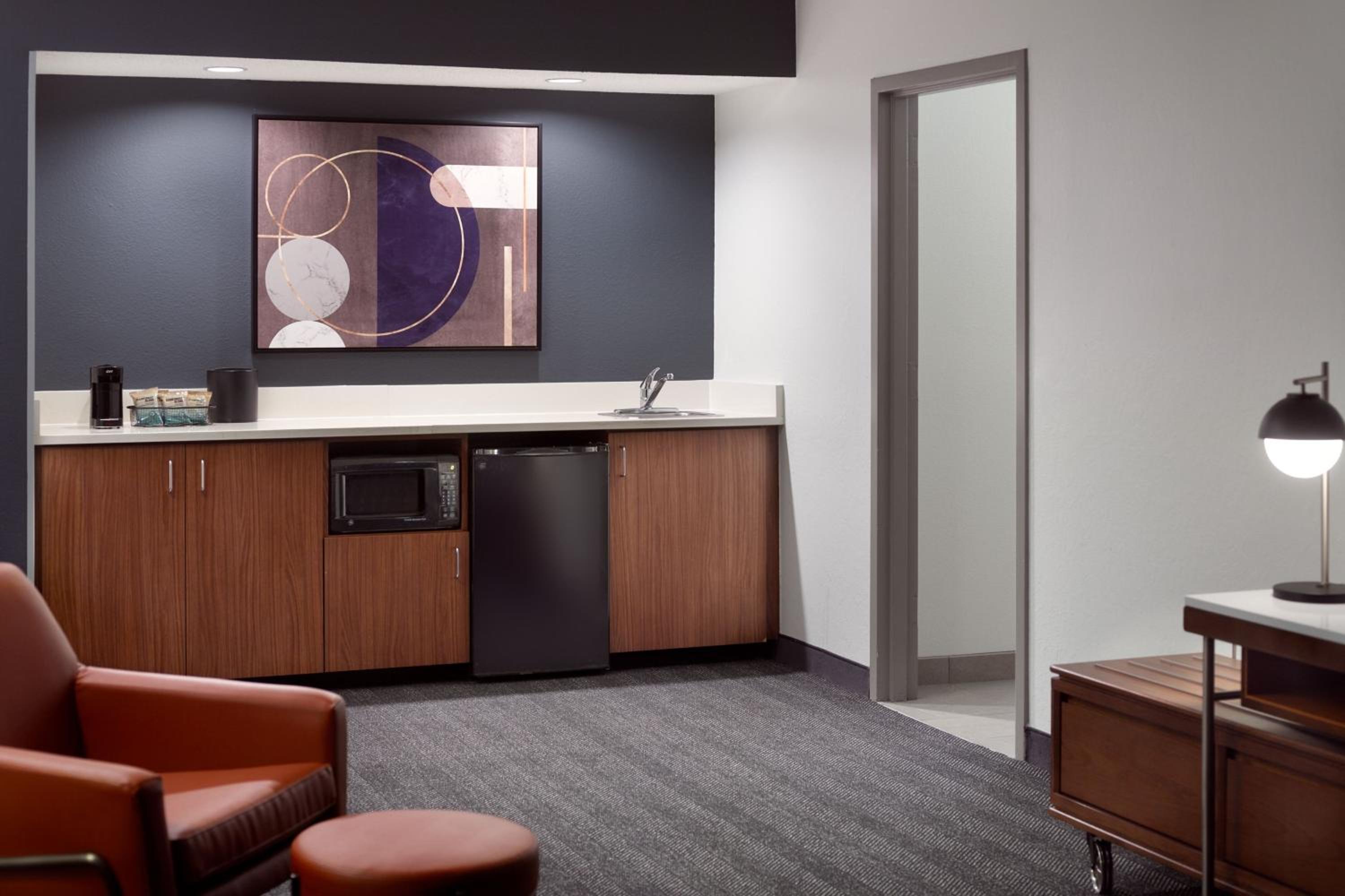 One-Bedroom Suite with King Bed and Sofa Bed - Photo 6