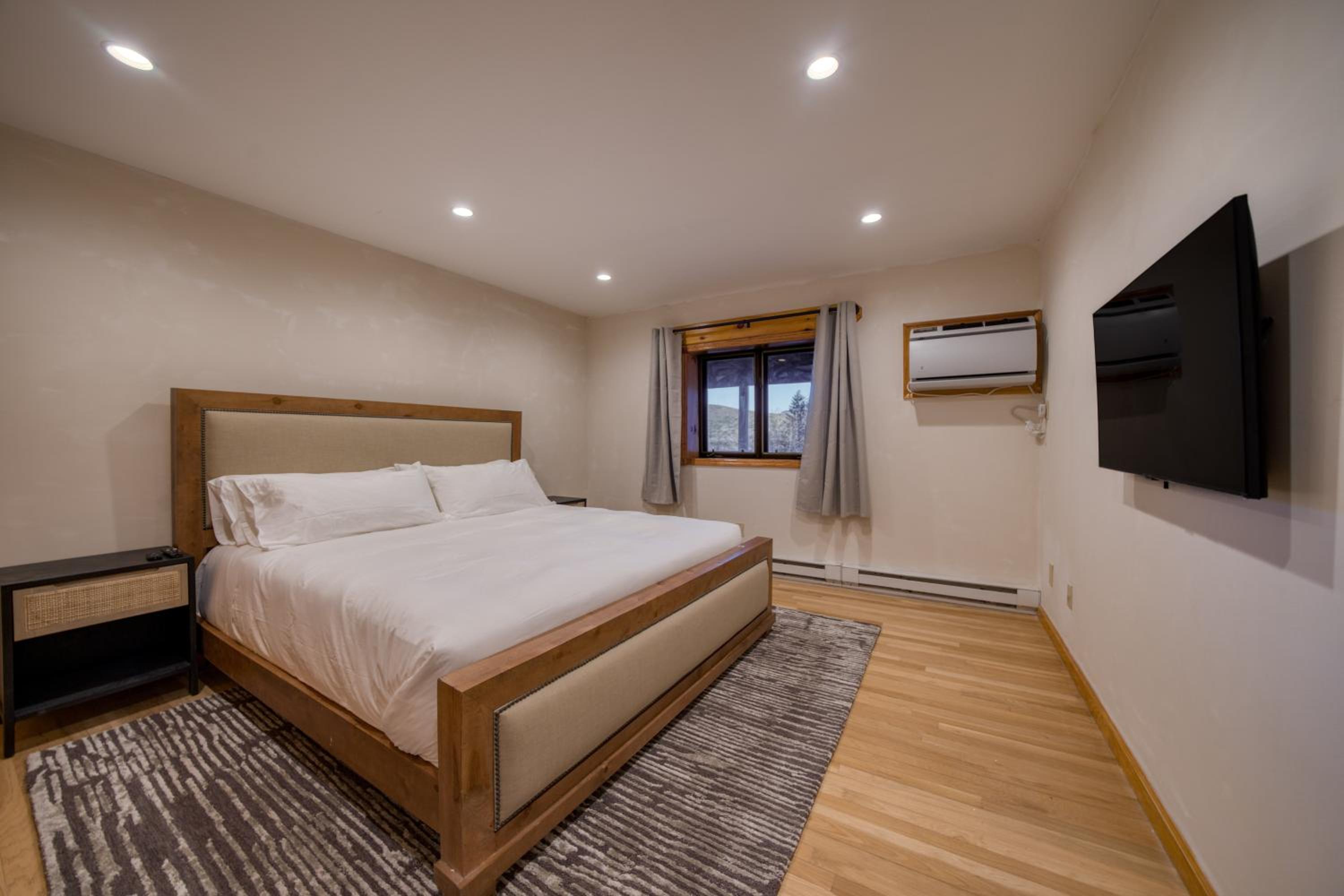 One-Bedroom Apartment with Balcony and Mountain View   photo 2