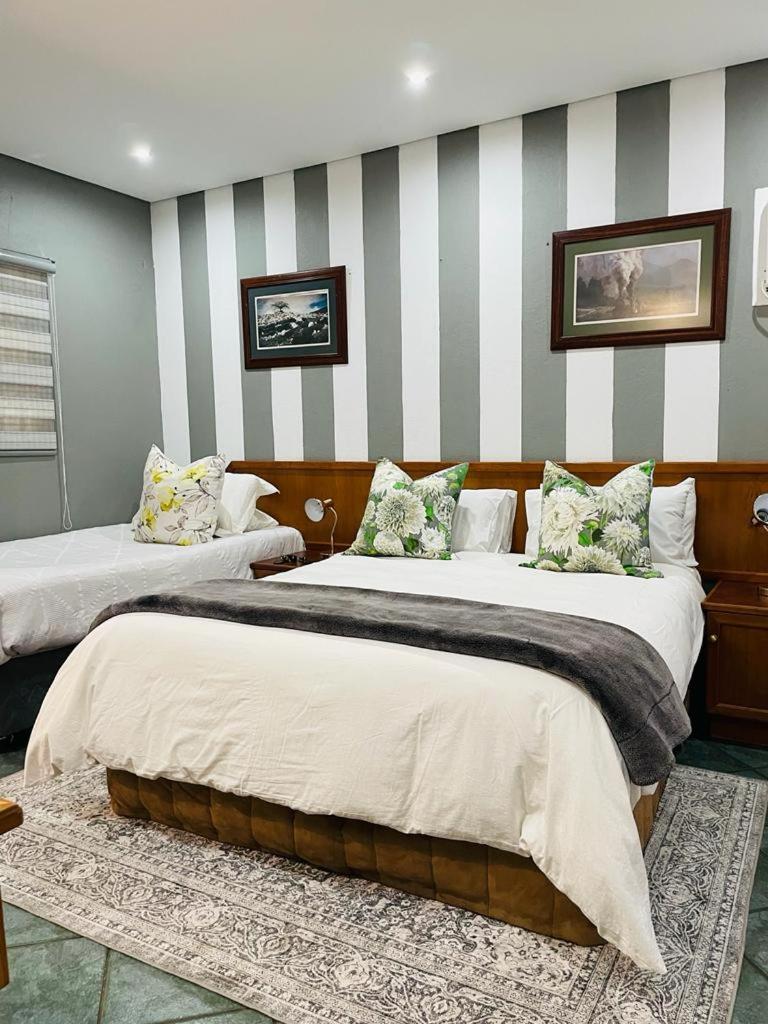 Large Twin Room - Photo 1
