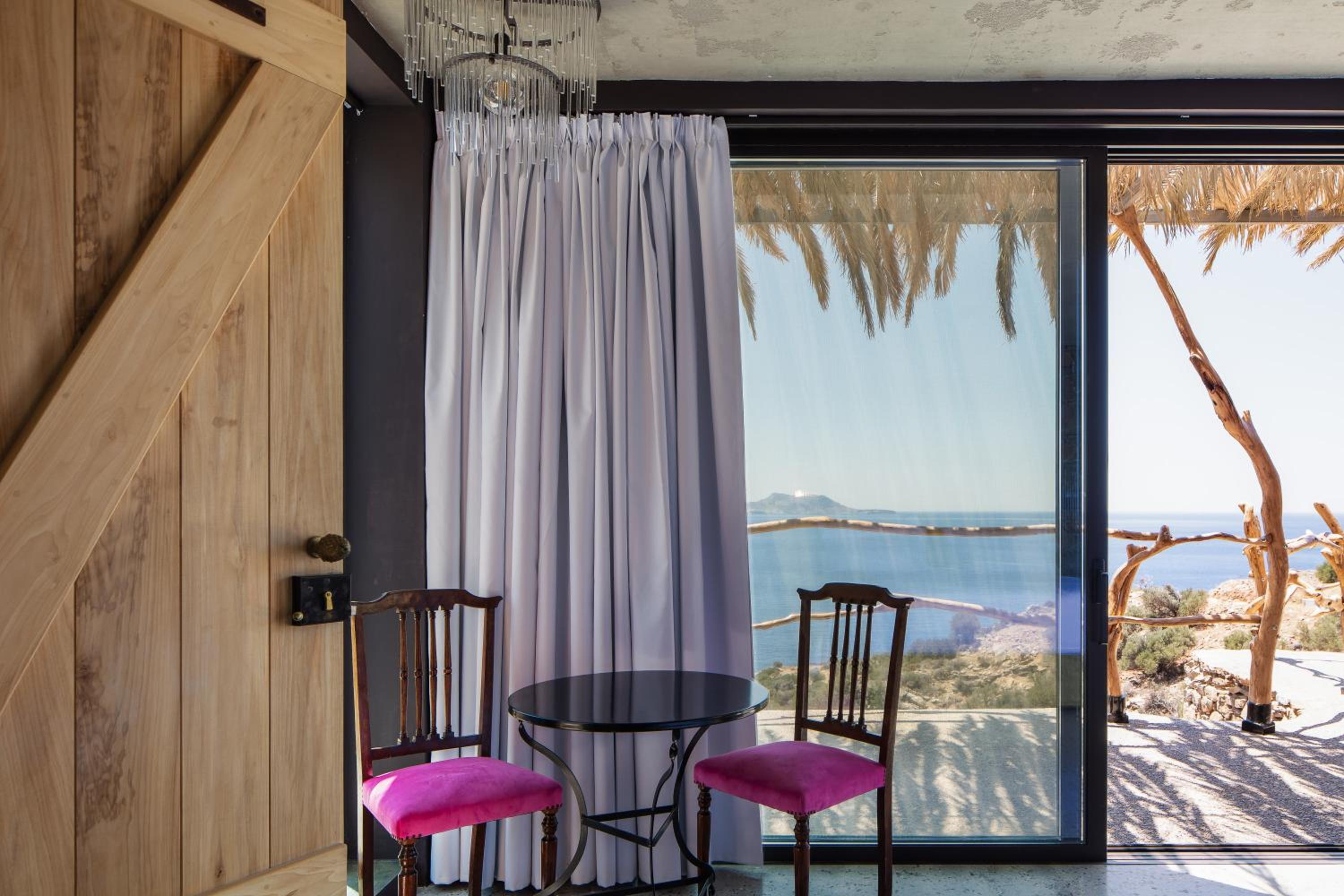 Deluxe Suite with Sea View photo 2