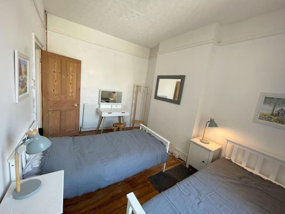 Five-Bedroom House photo 1