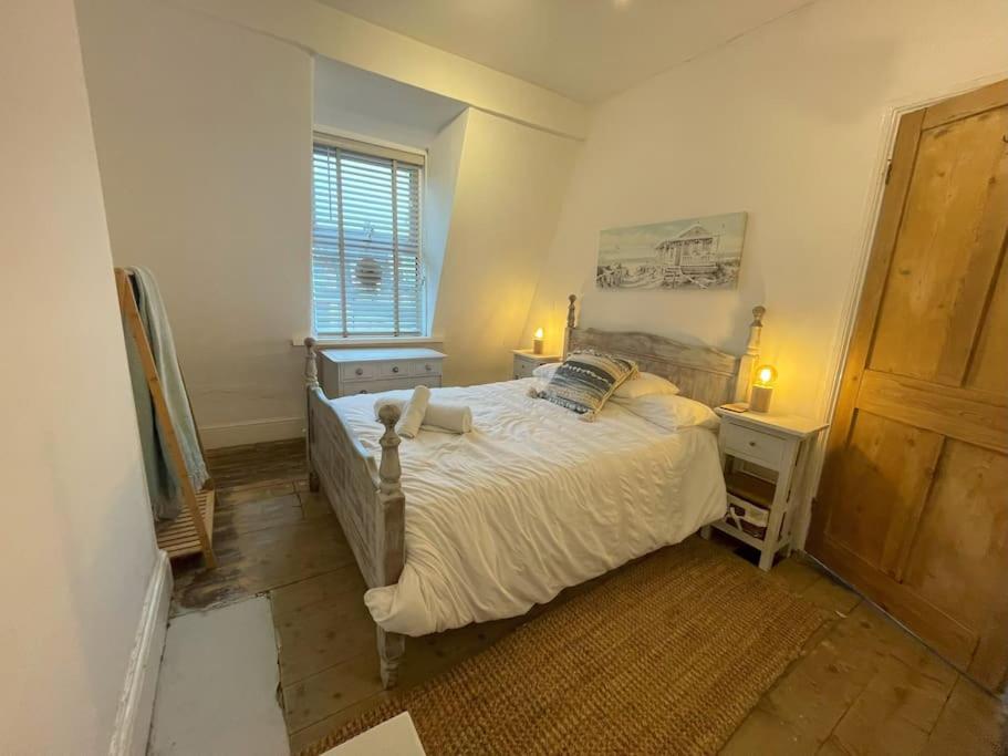 Five-Bedroom House photo 2