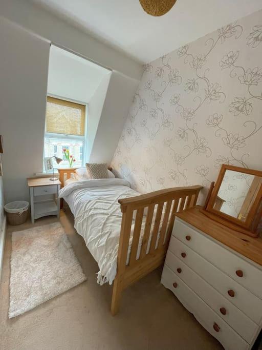Five-Bedroom House photo 3