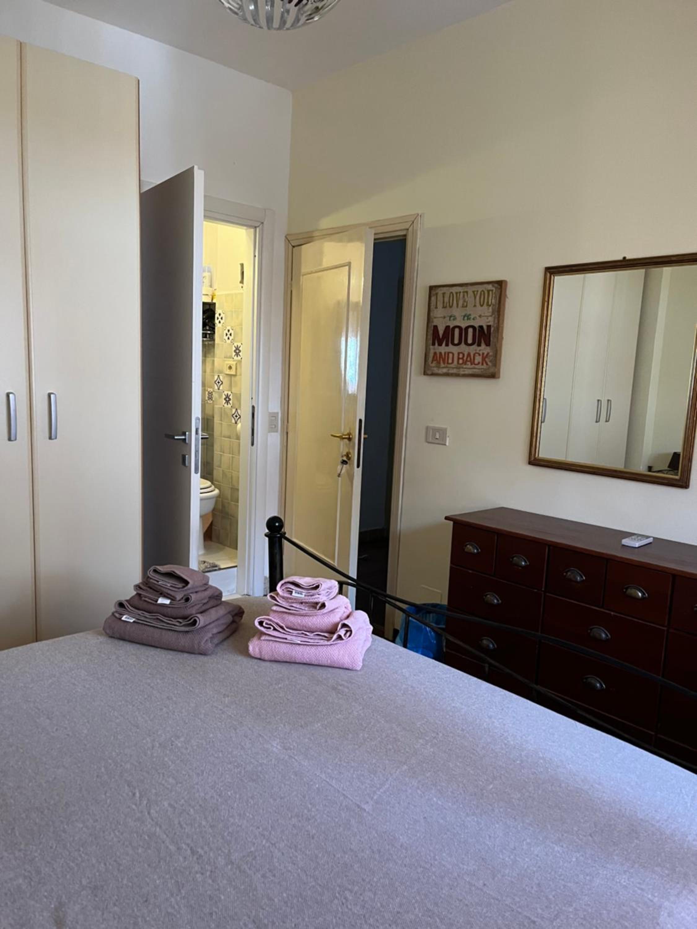 Double Room with Private Bathroom - Photo 12