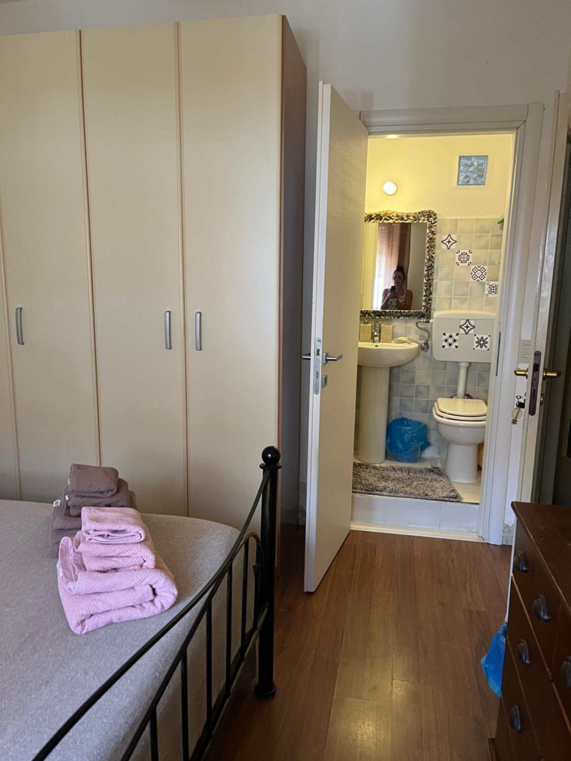 Double Room with Private Bathroom - Photo 10