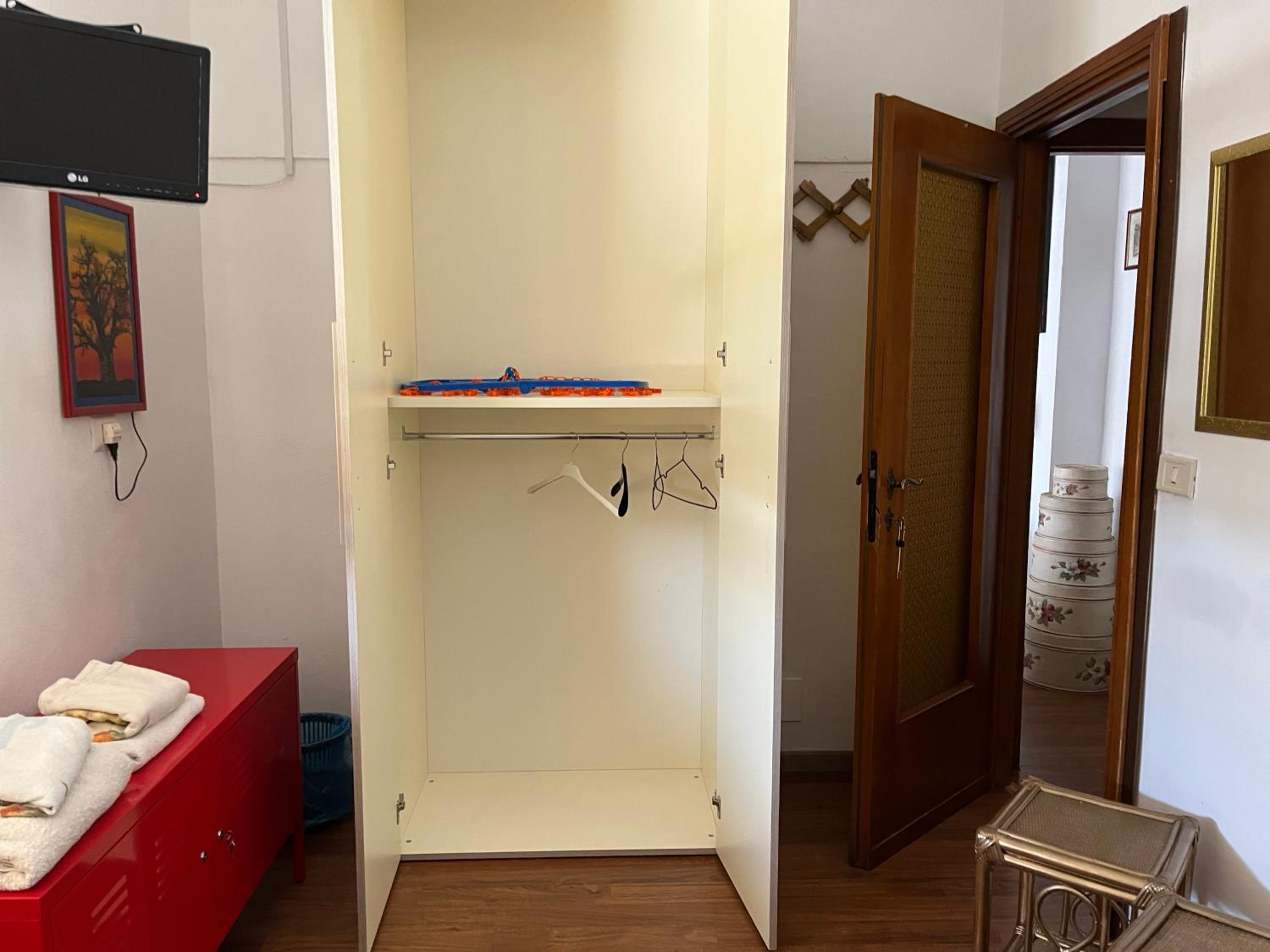 Standard Single Room with Shared Bathroom photo 1