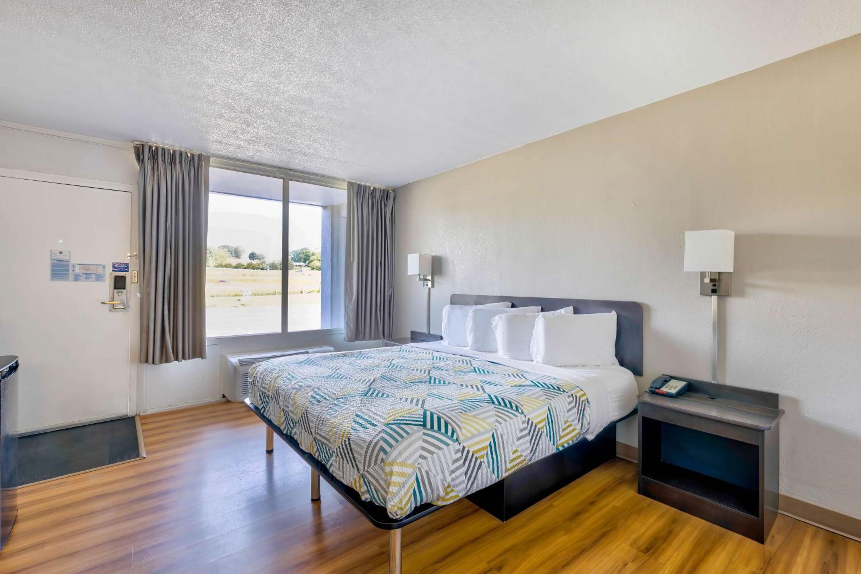 Deluxe King Room - Non-Smoking - Photo 4