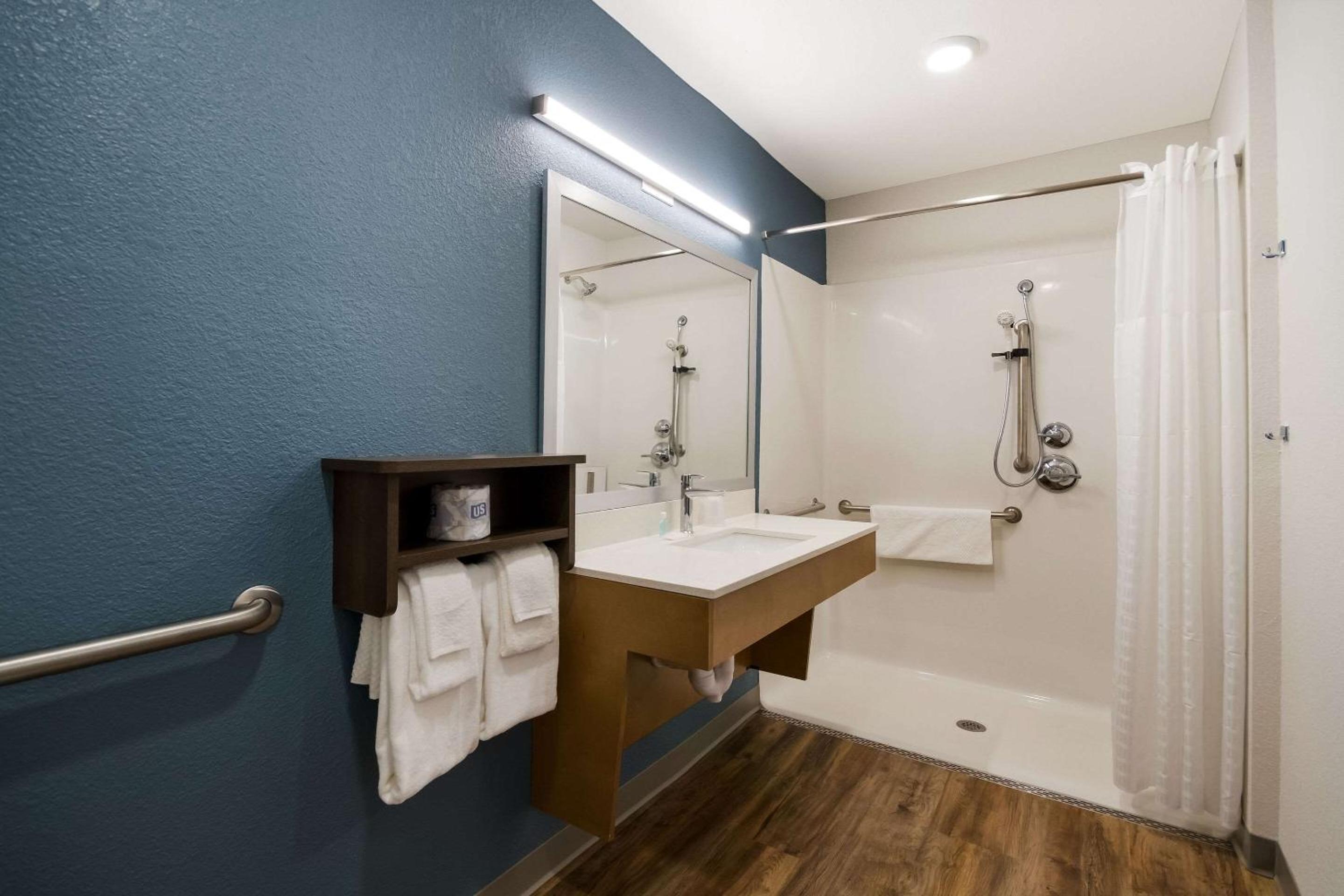 Queen Suite with Roll-In Shower - Disability Access/Non Smoking - Photo 8