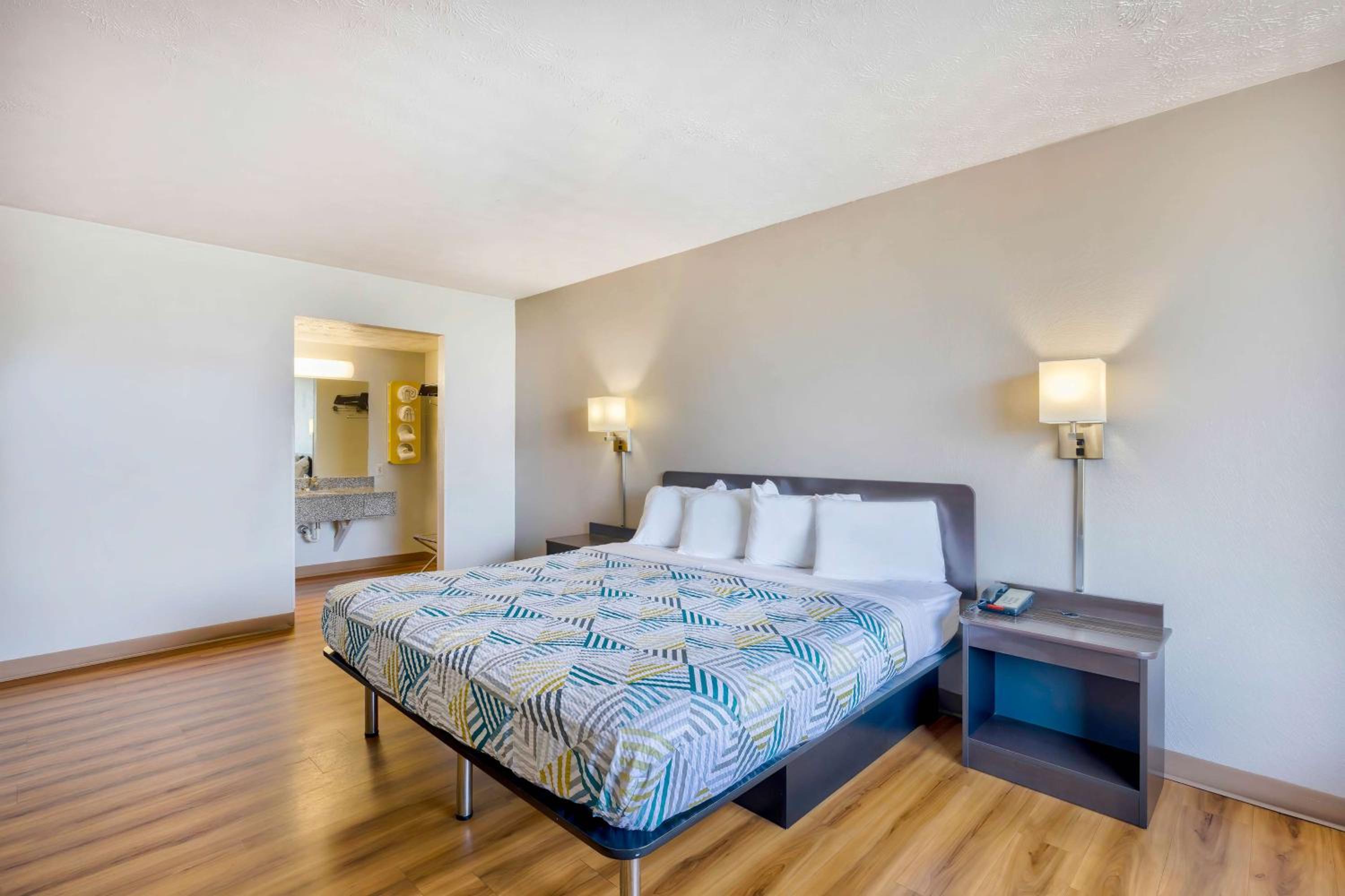 King Room with Roll-in Shower - Disability Access - Non-Smoking