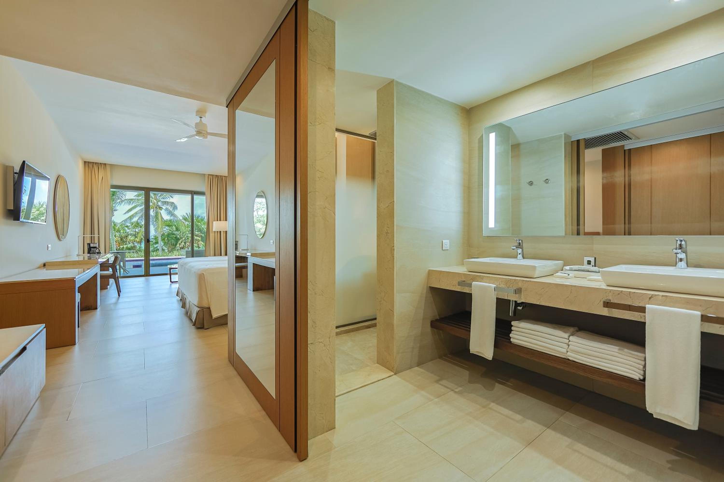 Junior Suite Swim Up Premium Level