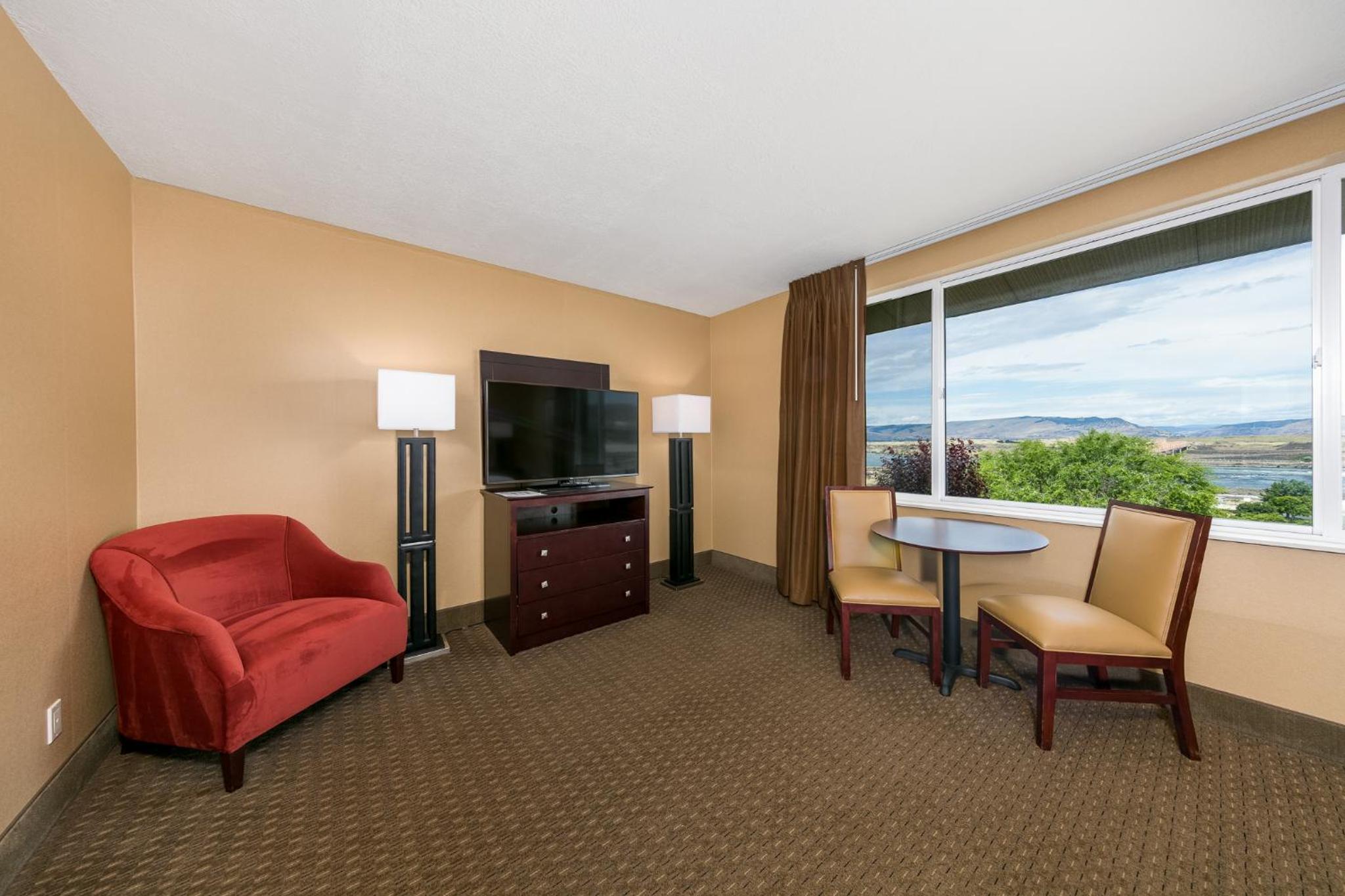 Deluxe King Room - Photo 10