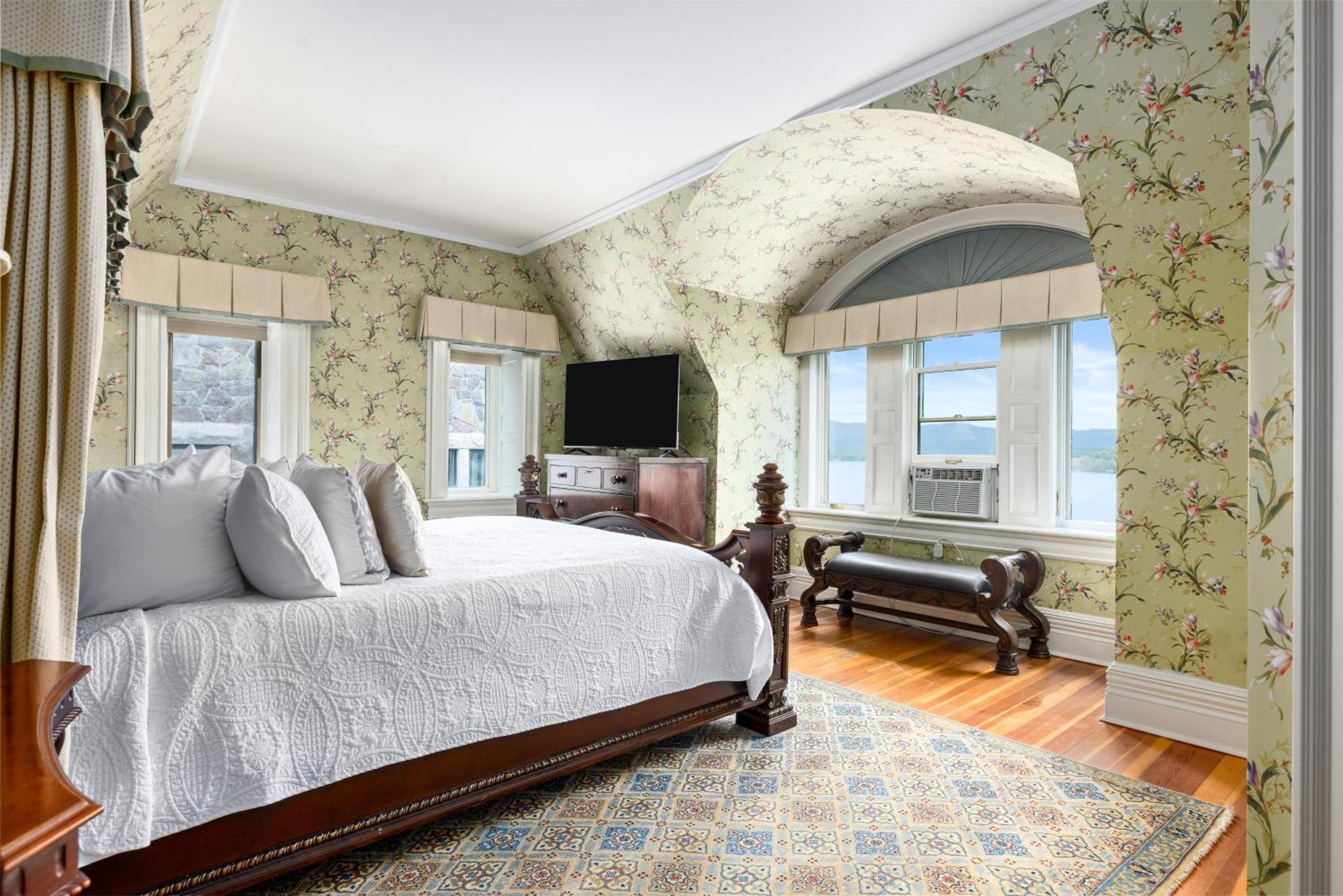 Suite with Lake View