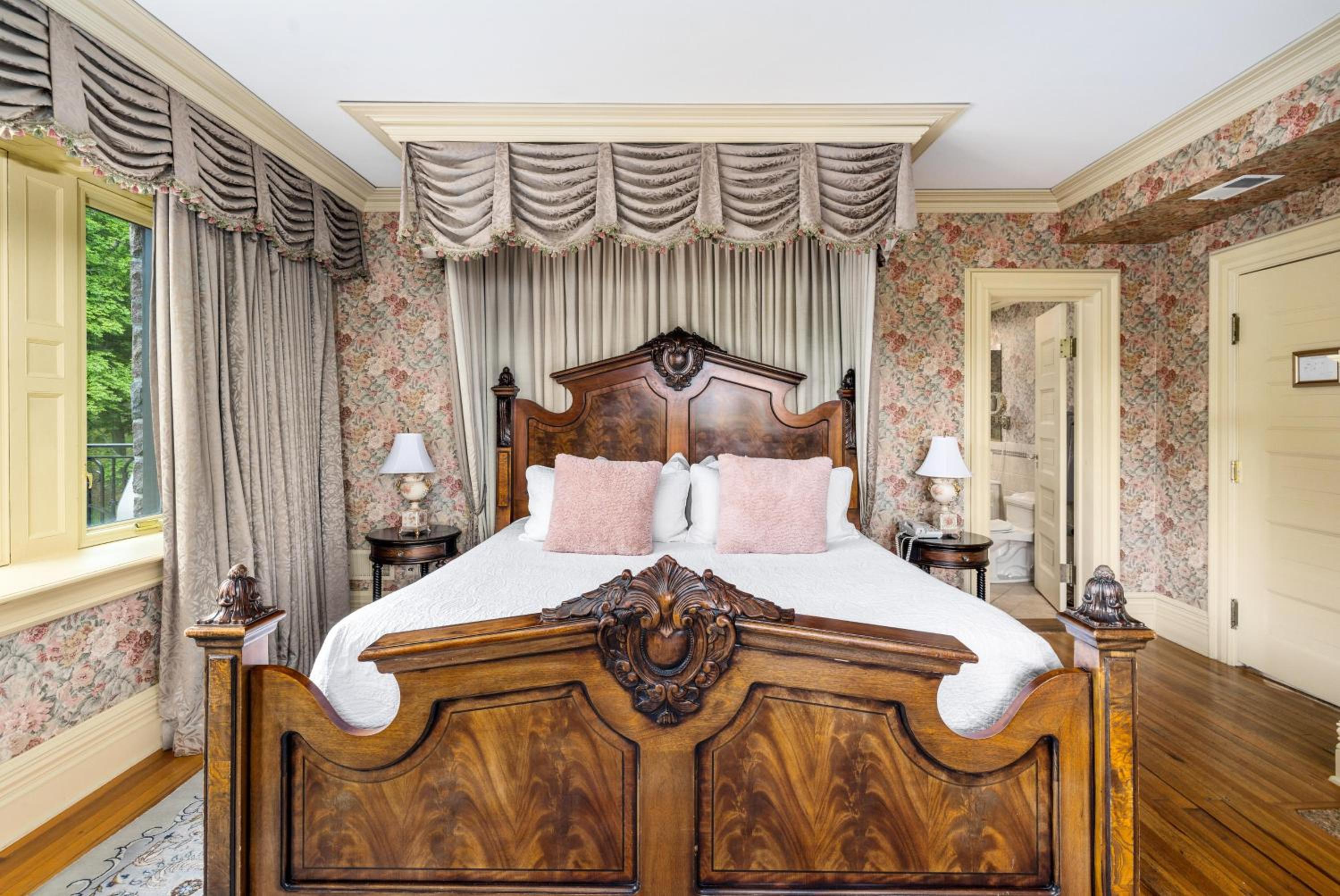 Suite with Lake View