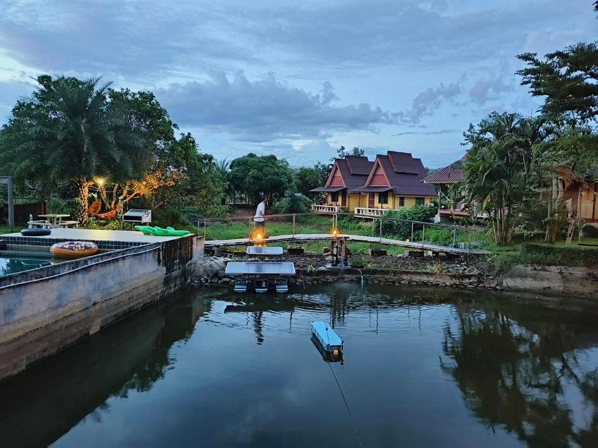 Queen Room with Pool View - Photo 2