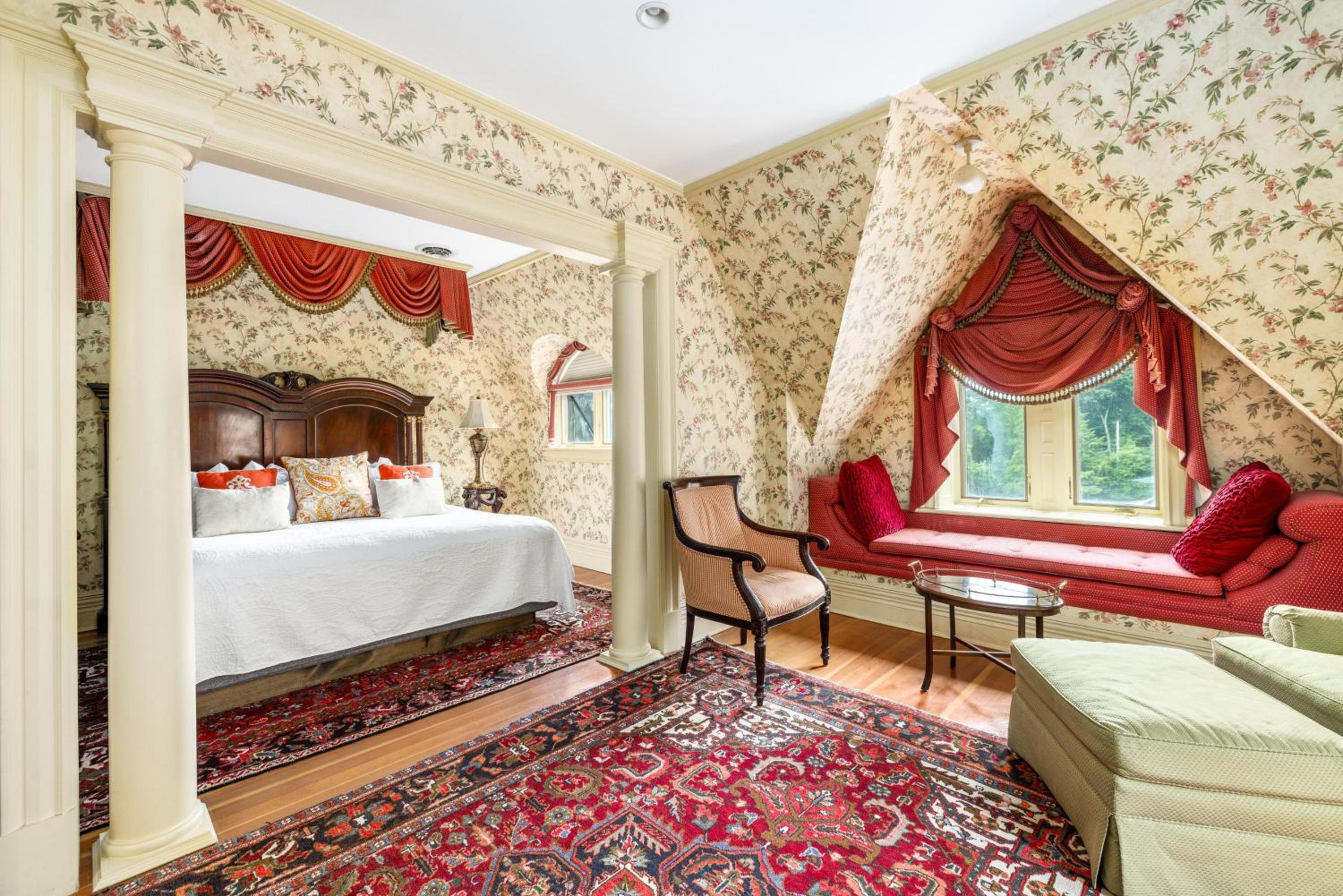 Deluxe King Suite