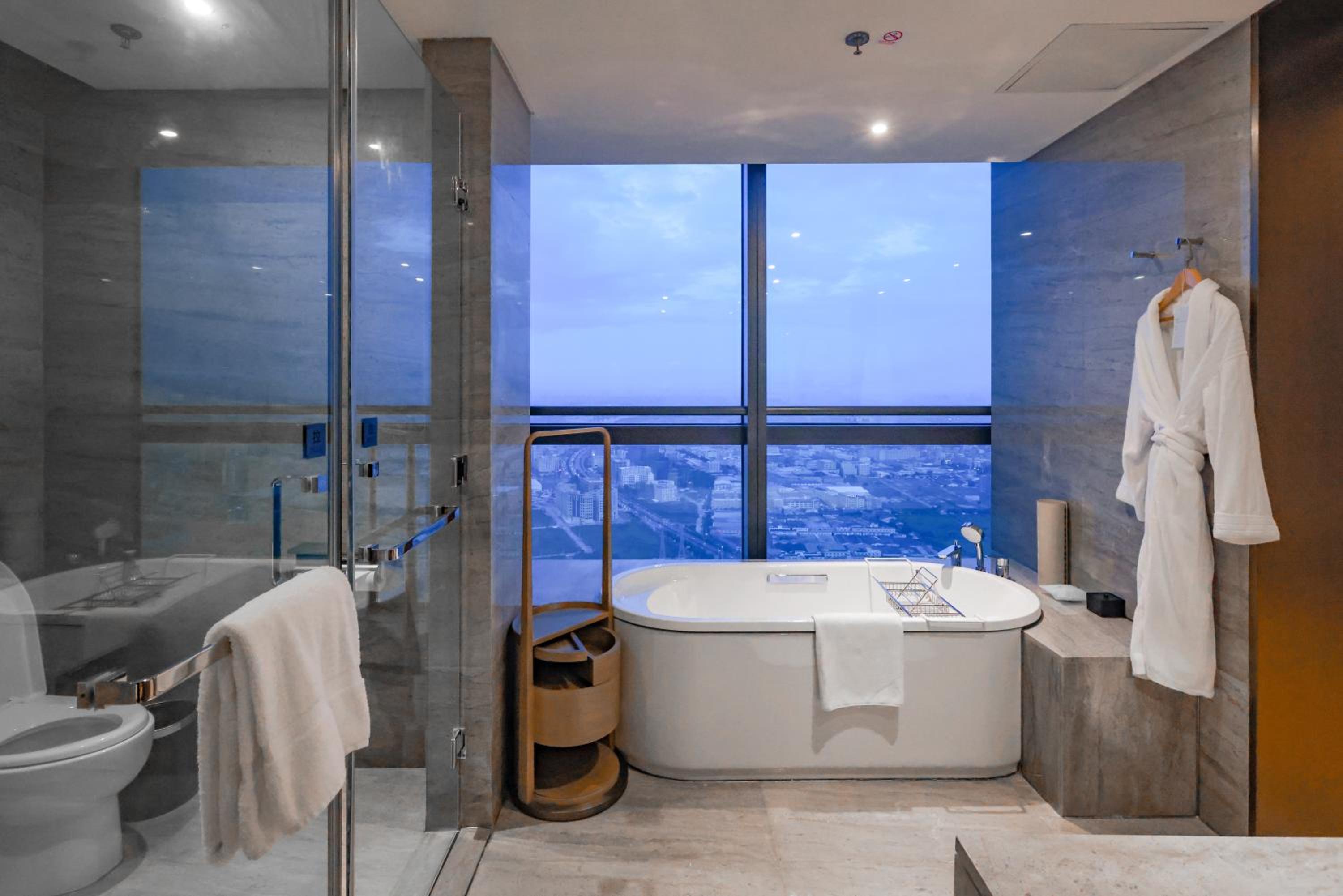 Club Renewal, Club lounge access, Guest room, 1 King - Photo 2
