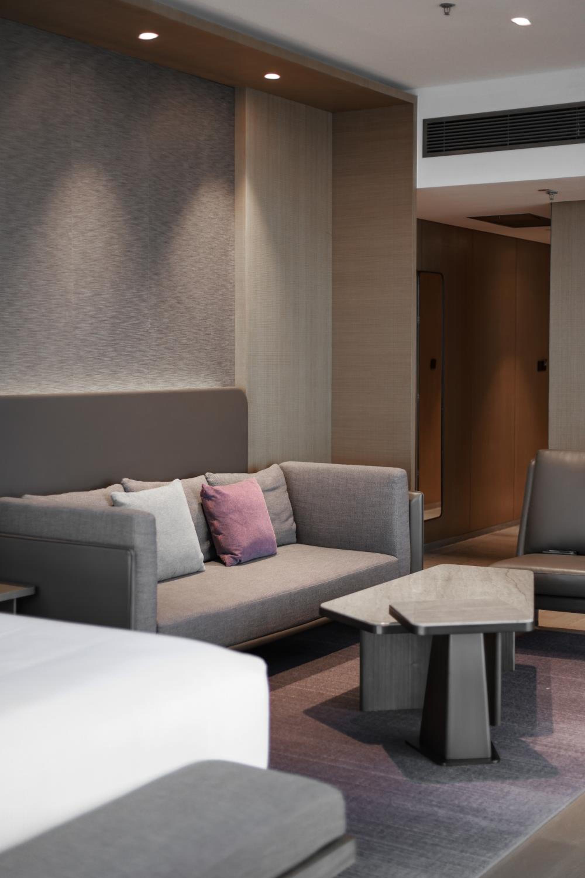 Club Renewal, Club lounge access, Guest room, 1 King - Photo 1