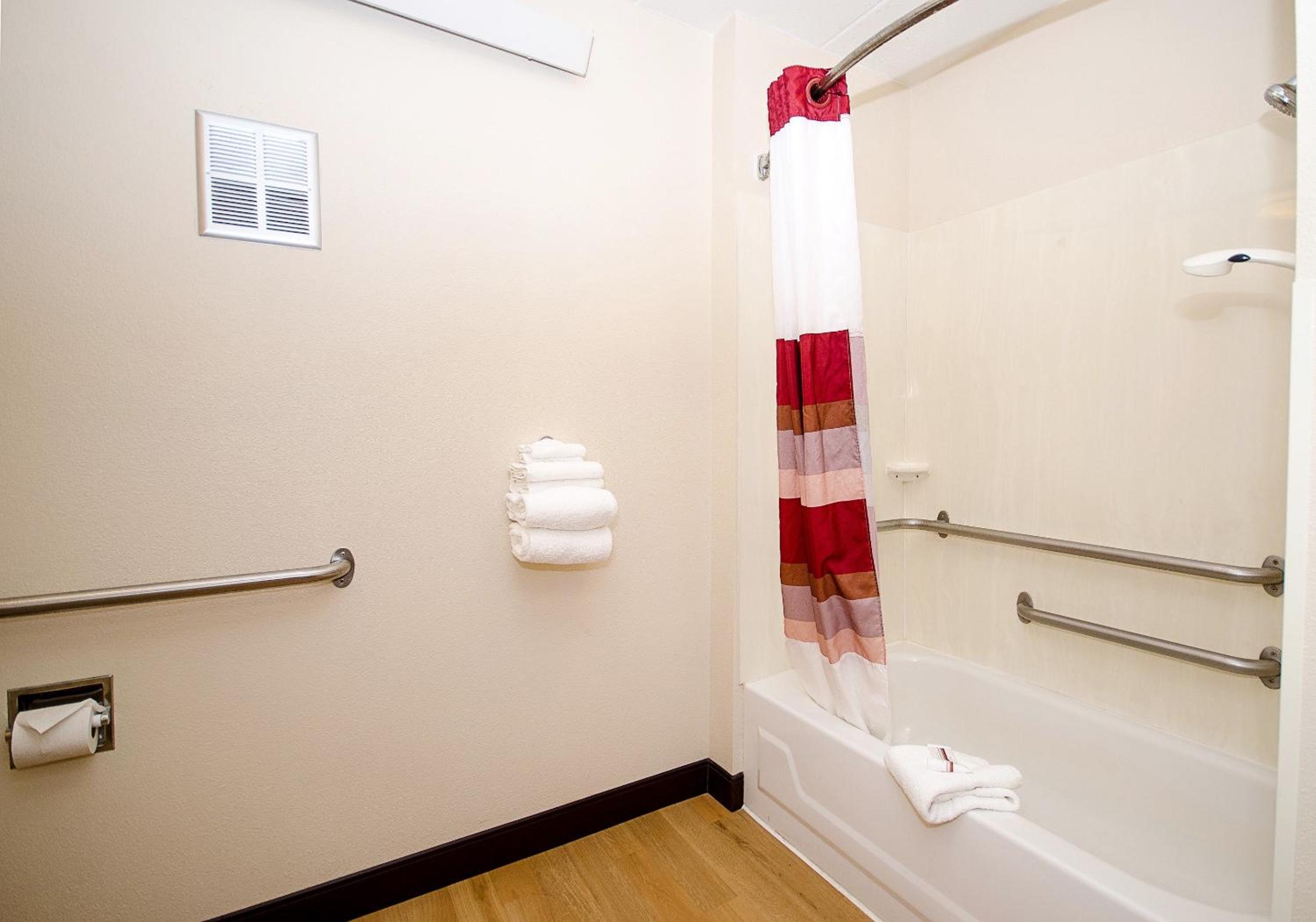 Superior King Room Disability Access Smoke Free - Photo 5