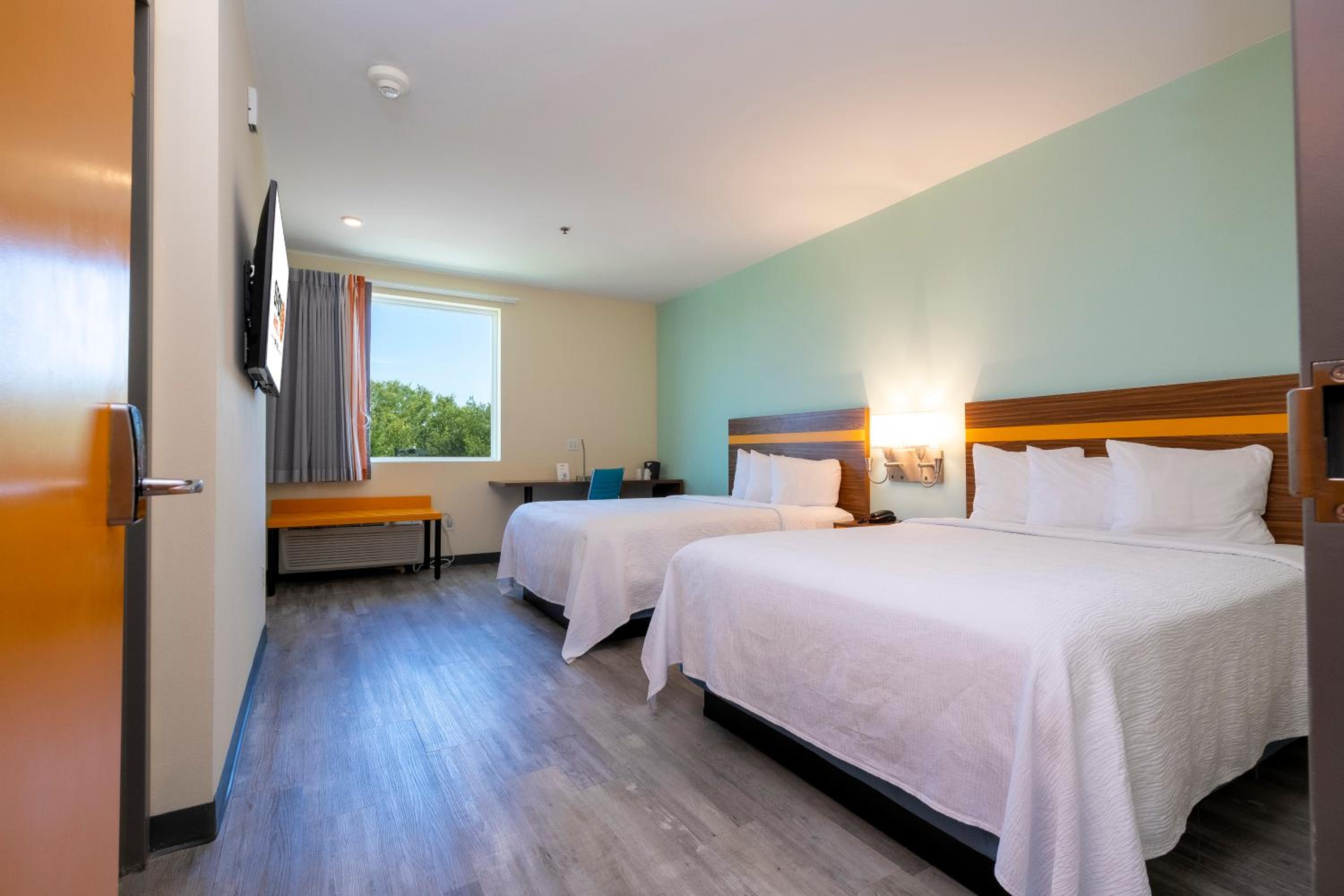 Business Room with Two Queen Beds Disability Access Smoke Free thumbnail 5