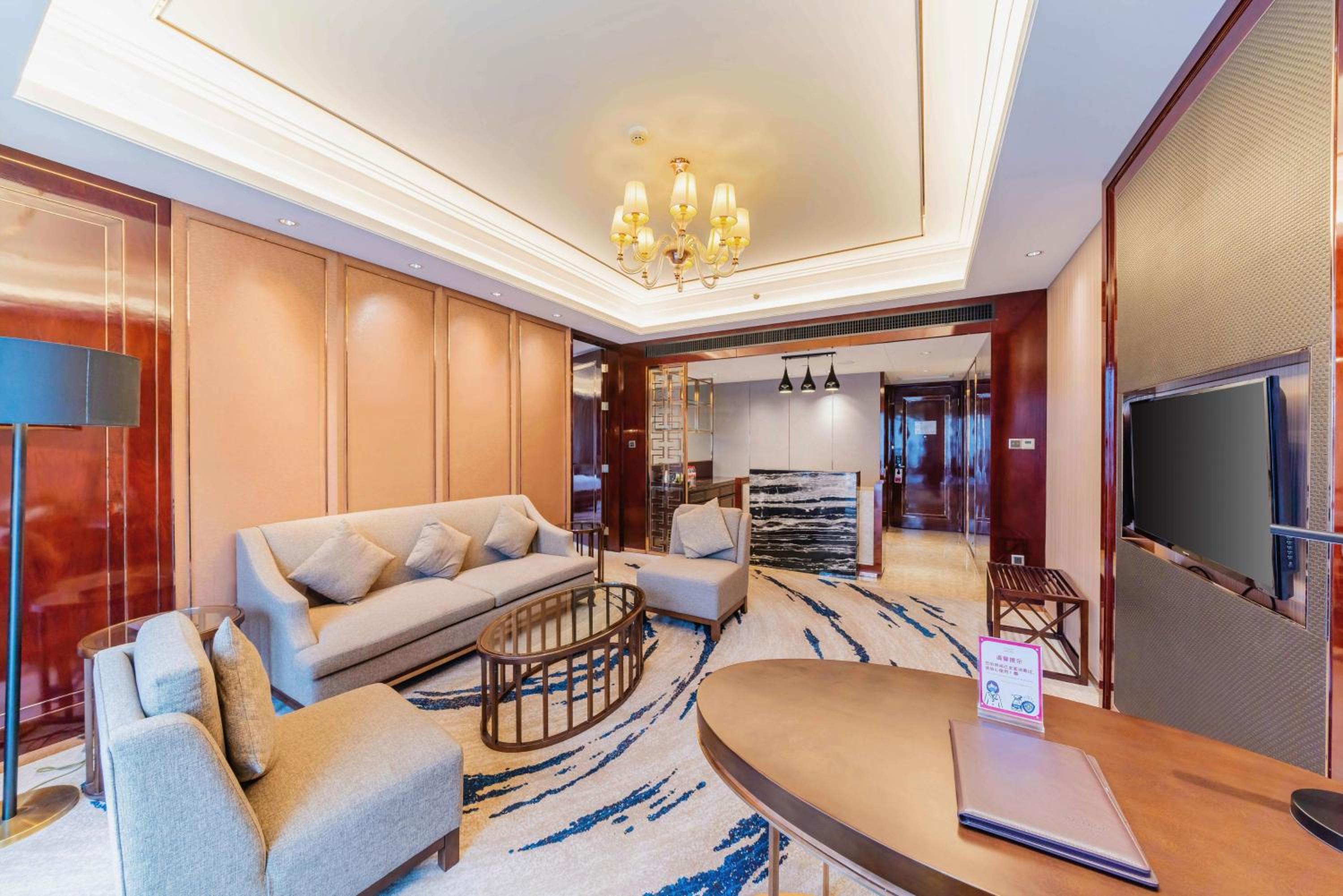 Deluxe King Suite with Lake View