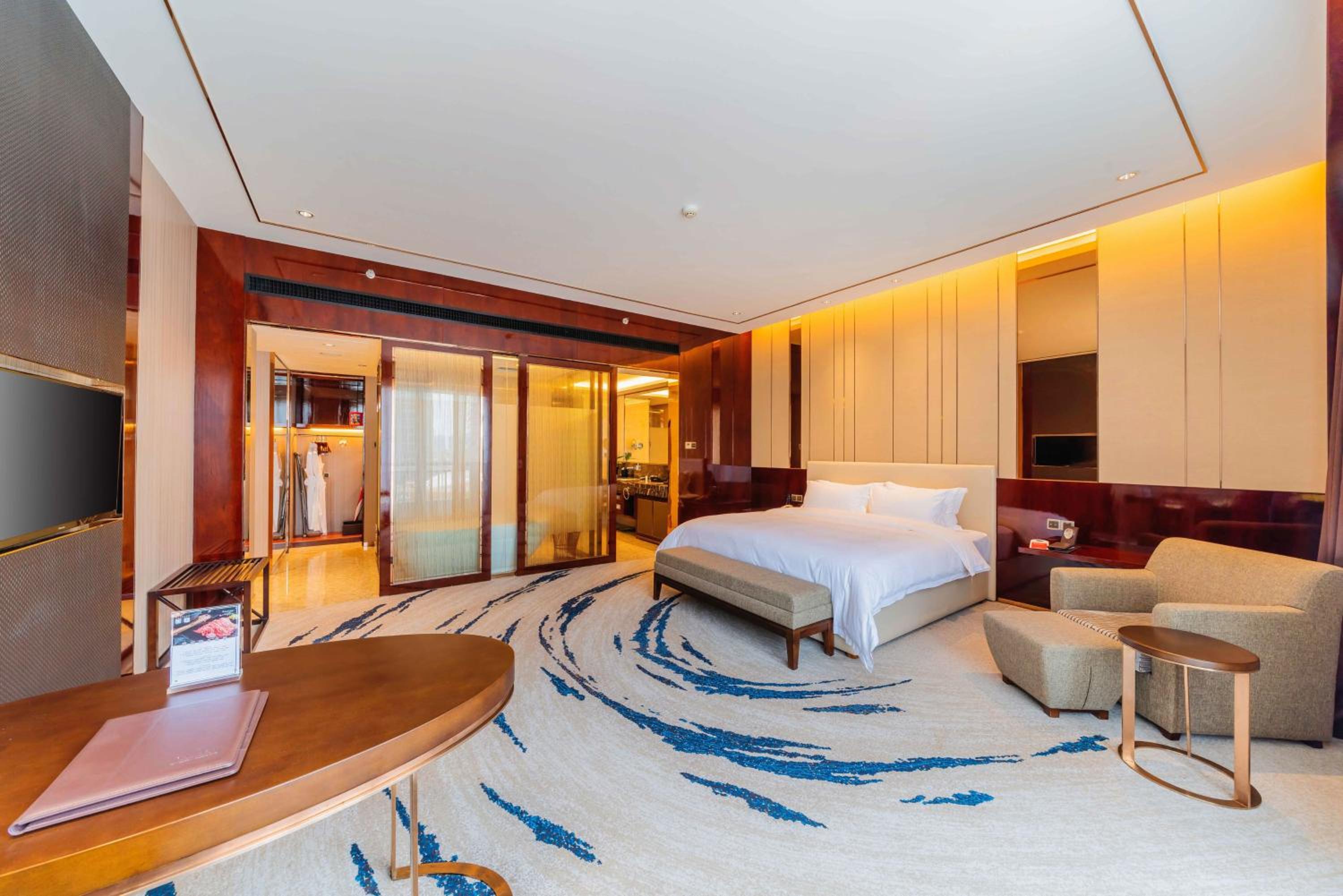 Deluxe King Room with Garden View