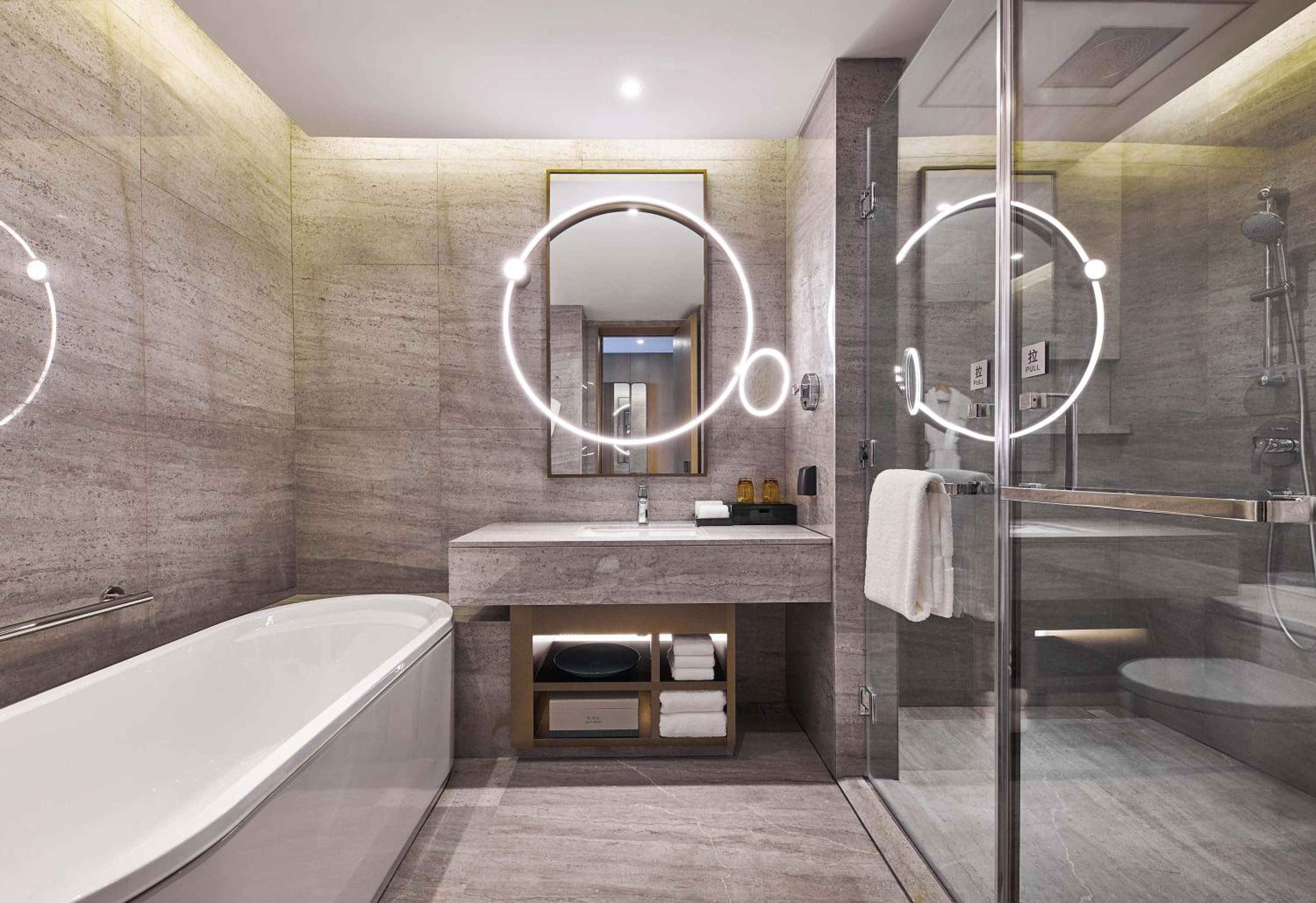 CLUB, Club lounge access, Guest room, 1 King, City view