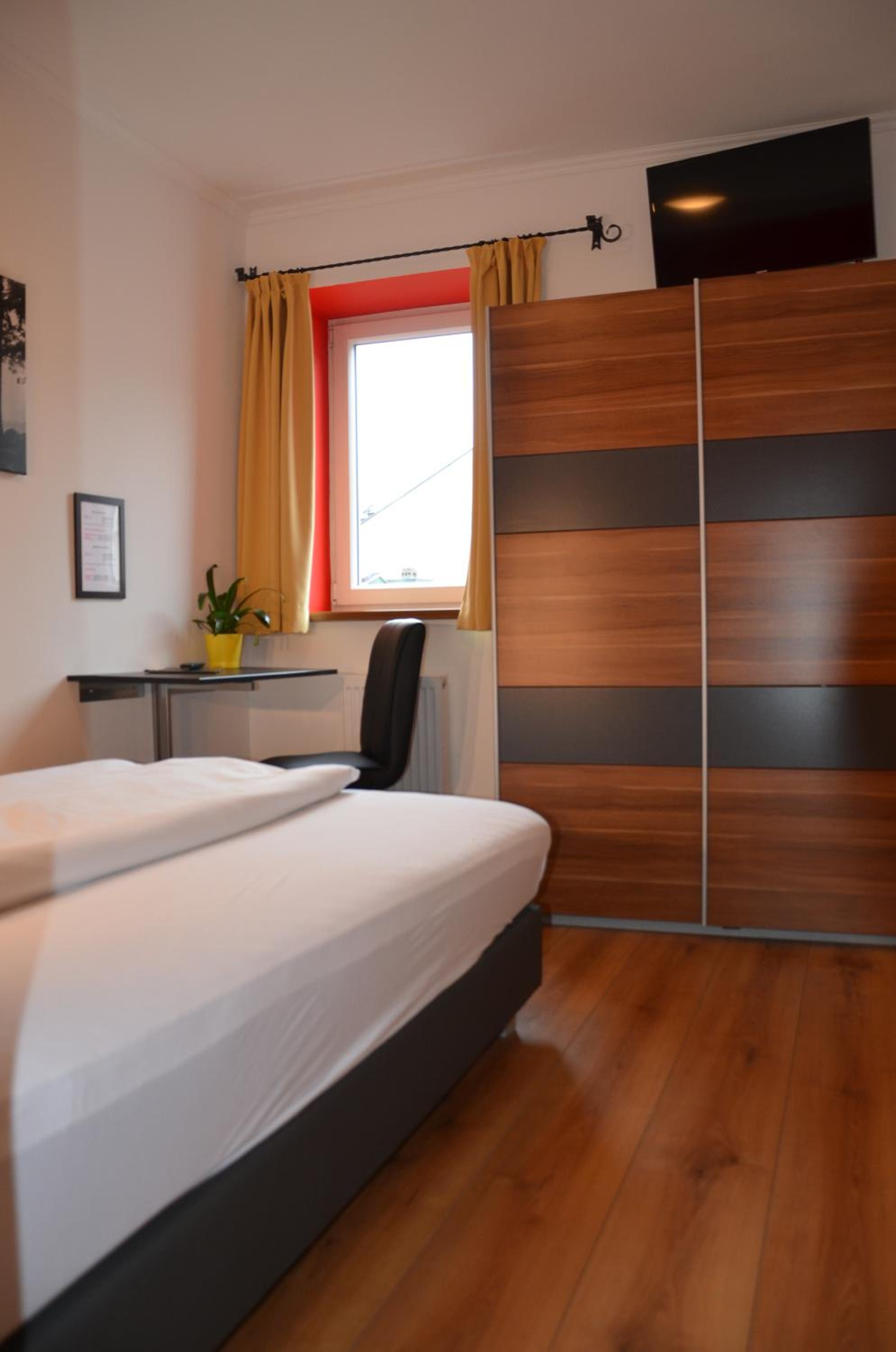 Budget Double Room - Photo 3