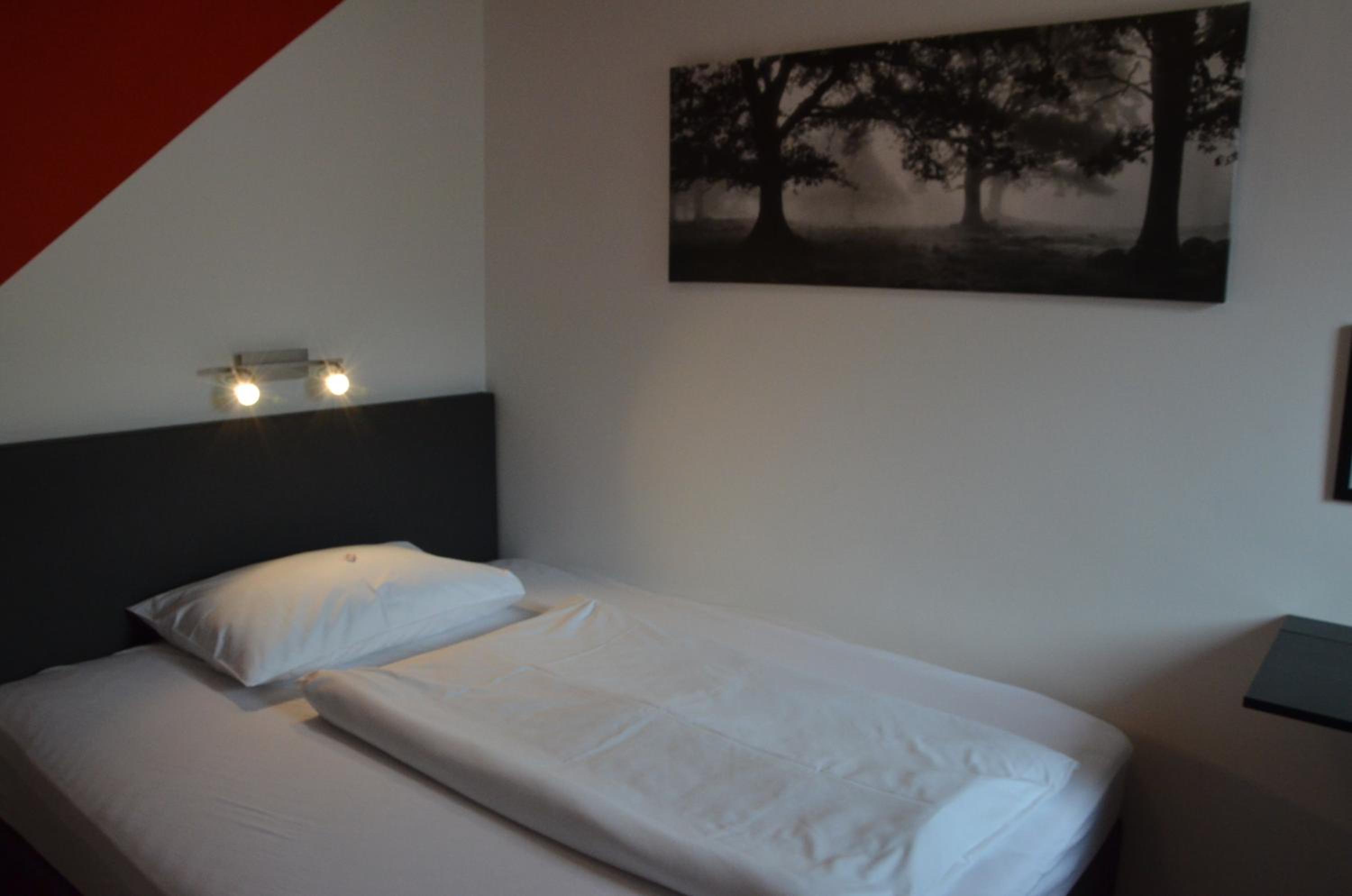 Budget Double Room - Photo 4