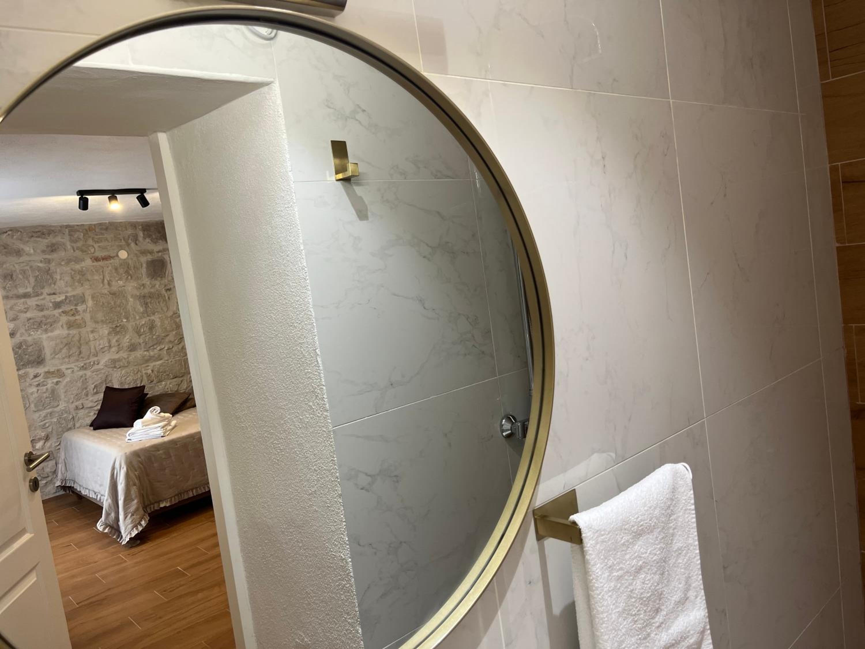 Studio Apartment - Photo 27