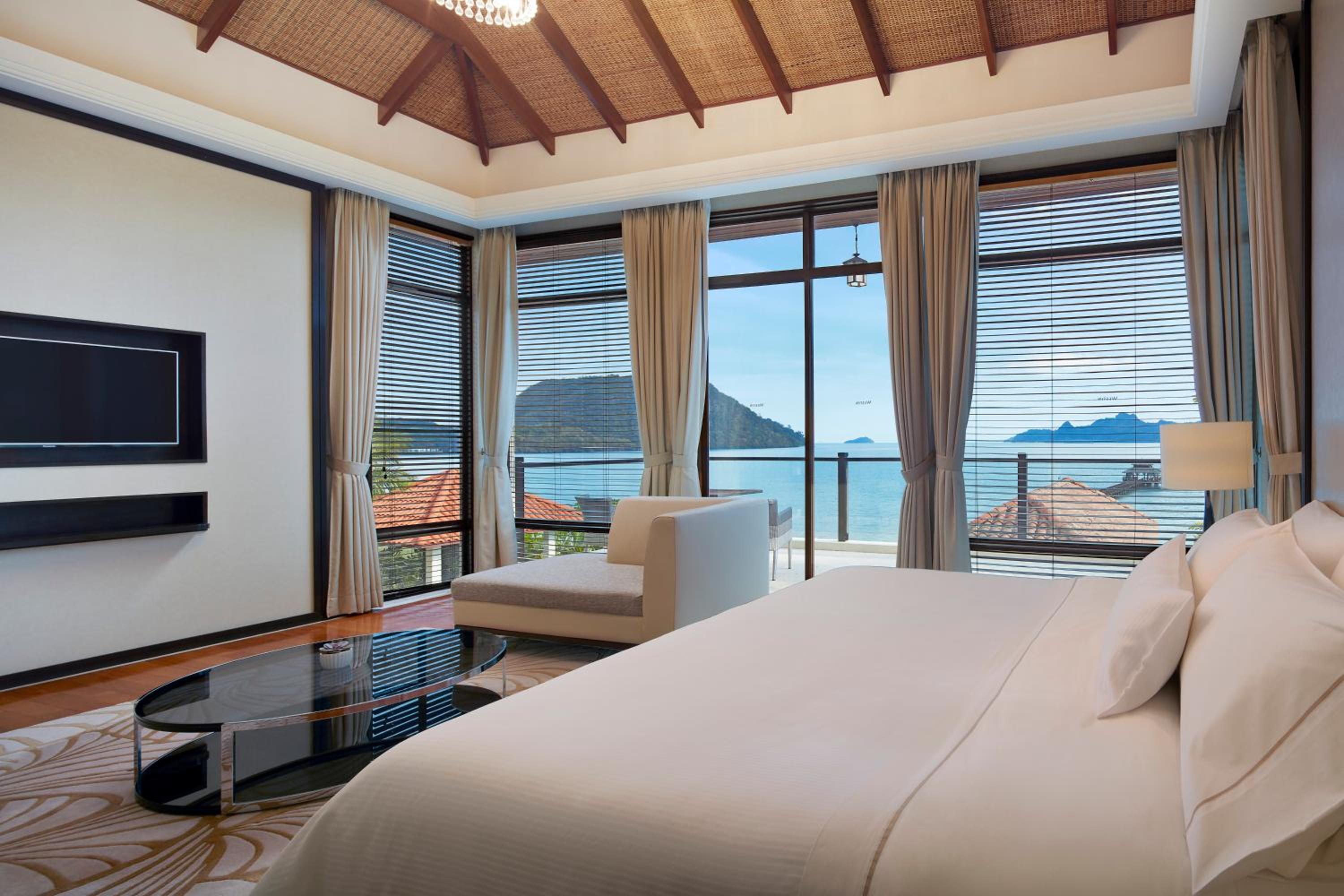 Five-Bedroom Villa with Private Pool and Ocean View - Photo 1