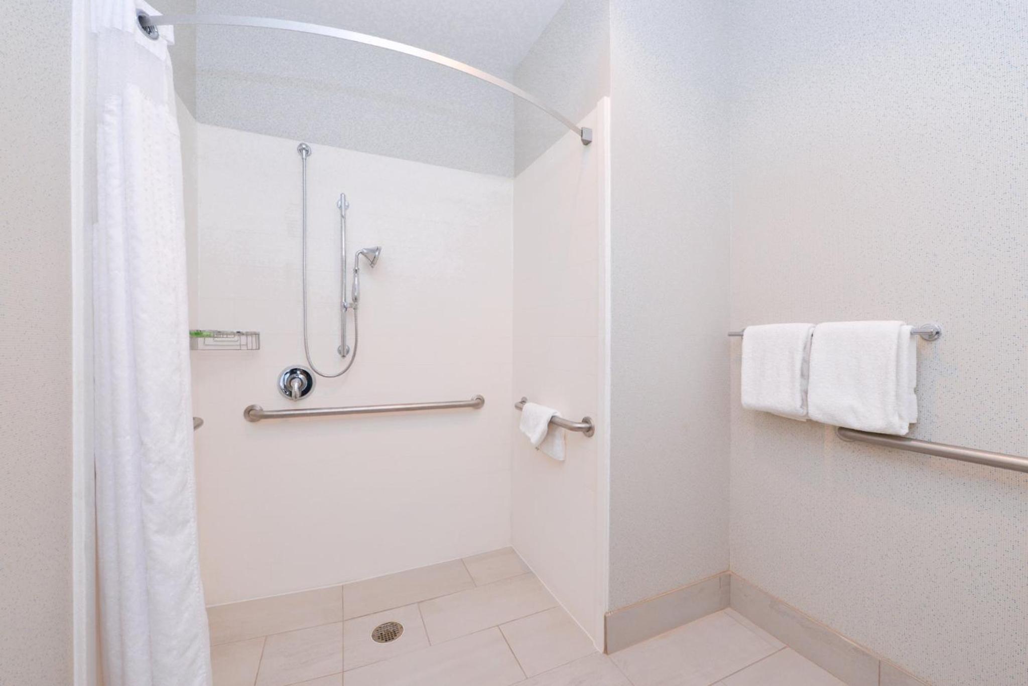 King Room - Communication Accessible with Roll-in Shower - Photo 4