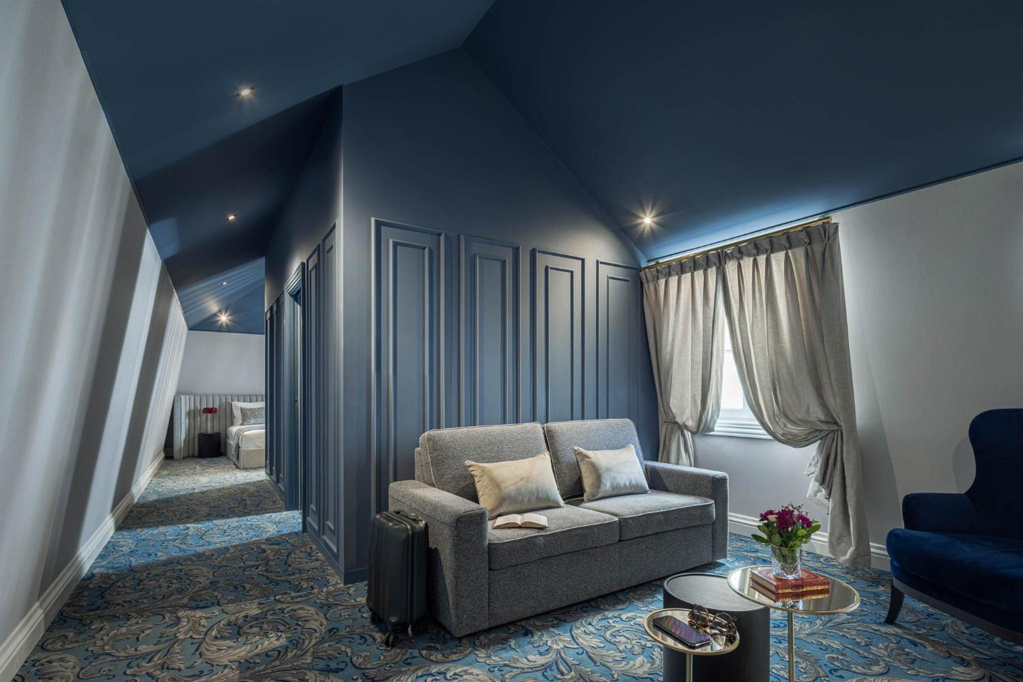Suite - Photo 1