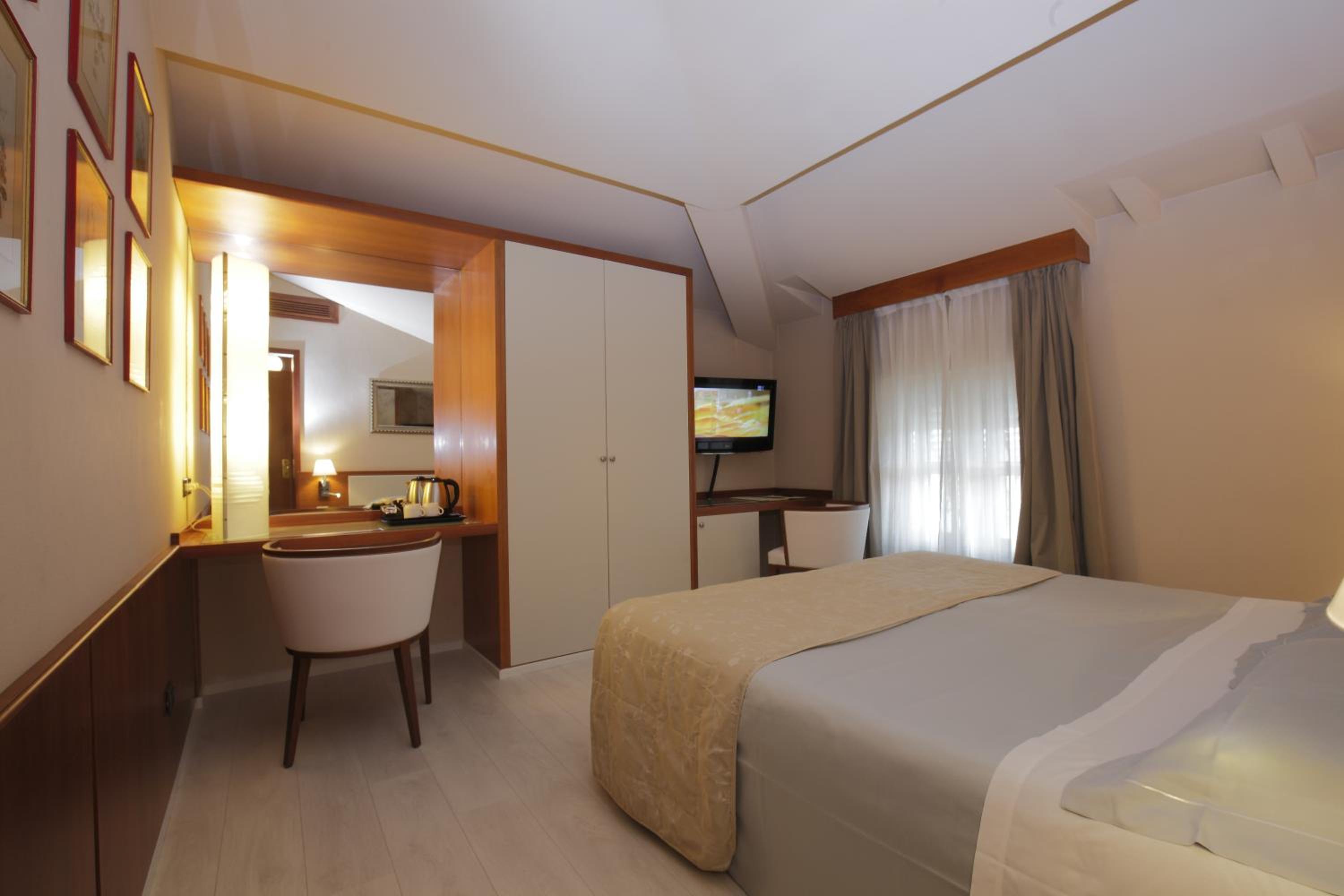 Small Double Room - Photo 6