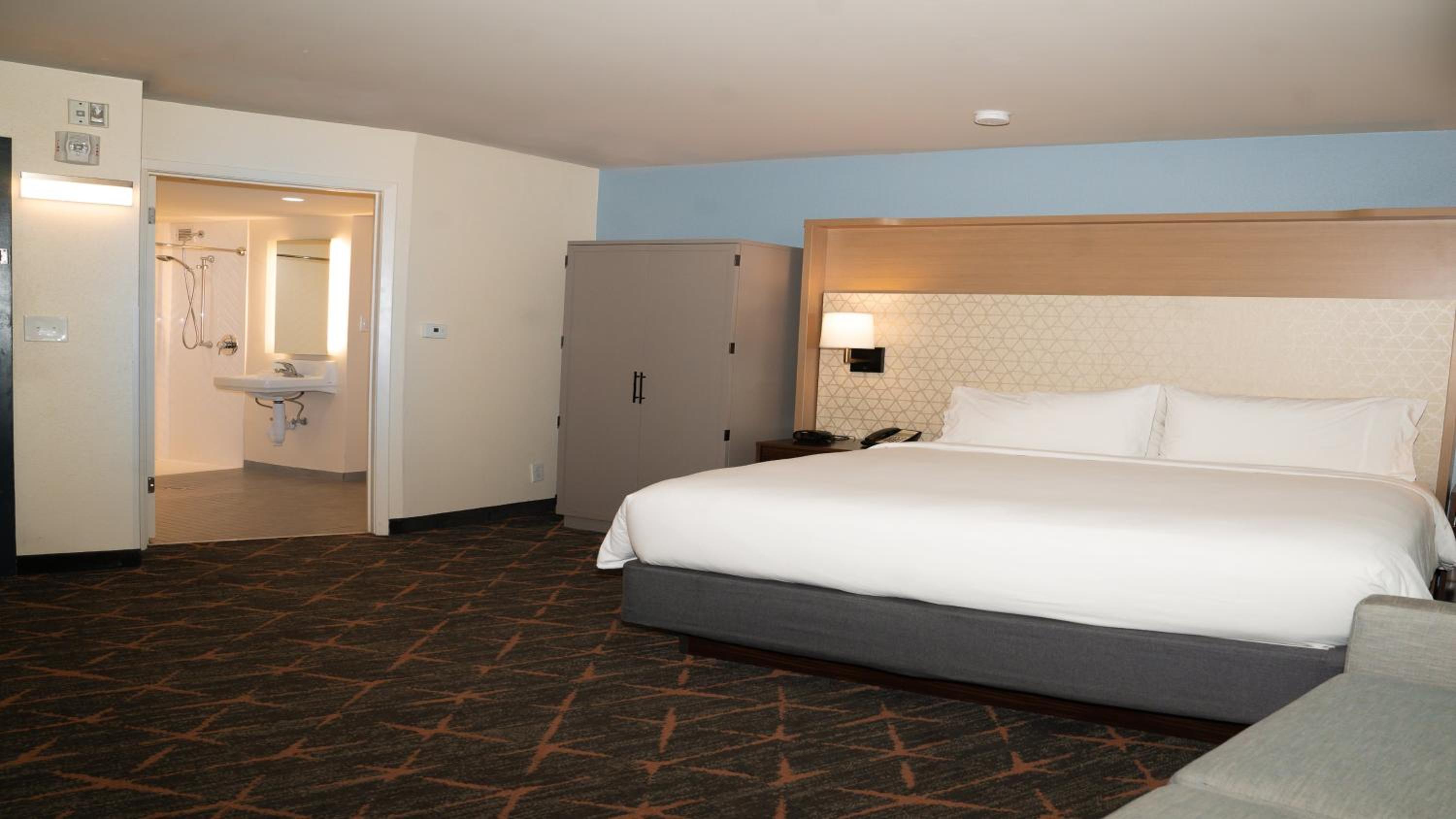 King Suite with Sofa Bed - Non-Smoking photo 2