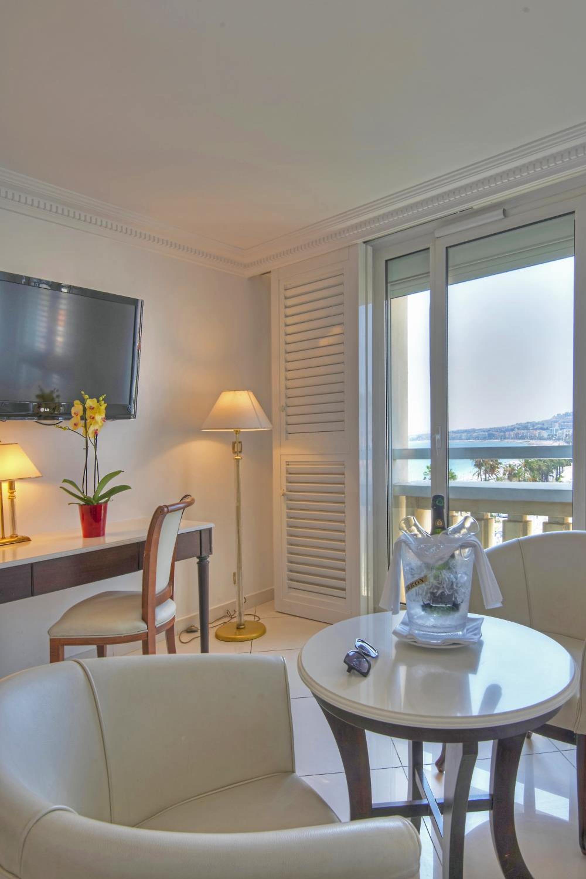 Deluxe Room with Sea View - Photo 2